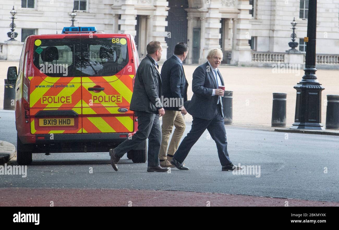 Il primo ministro Boris Johnson fa una passeggiata mattutina a St James' Park a Londra prima di tornare a Downing Street, mentre il Regno Unito entra in una settima settimana di blocco per aiutare a fermare la diffusione del coronavirus. Foto Stock