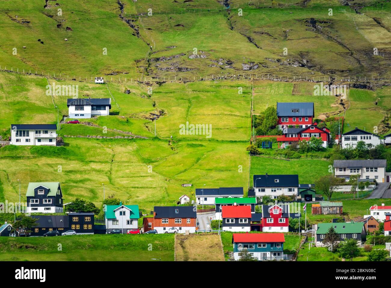 Pittoresco villaggio nordico con case colorate vicino al fiordo Foto Stock