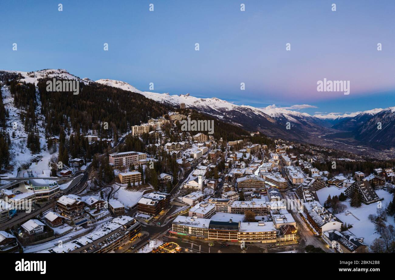 La Svizzera cittadina sciistica Crans Montana e Sierre strada grande  cartello con un sacco di neve e il cielo di montagna Foto stock - Alamy
