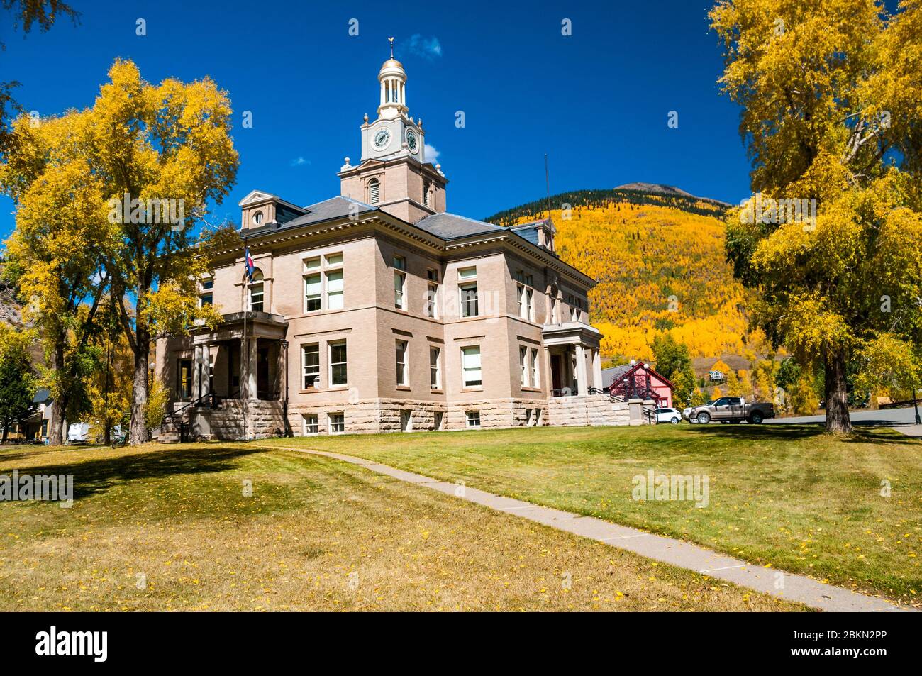 Il San Juan County Courthouse in Silverton, Colorado, Stati Uniti d'America con la caduta delle foglie. Foto Stock