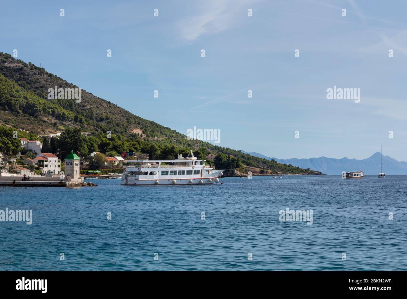 Bol, Croazia, 10 settembre 2019. Il porto dell'isola di Bol su Brac con navi da crociera che arrivano in una giornata di sole in estate con un cielo blu. Foto Stock
