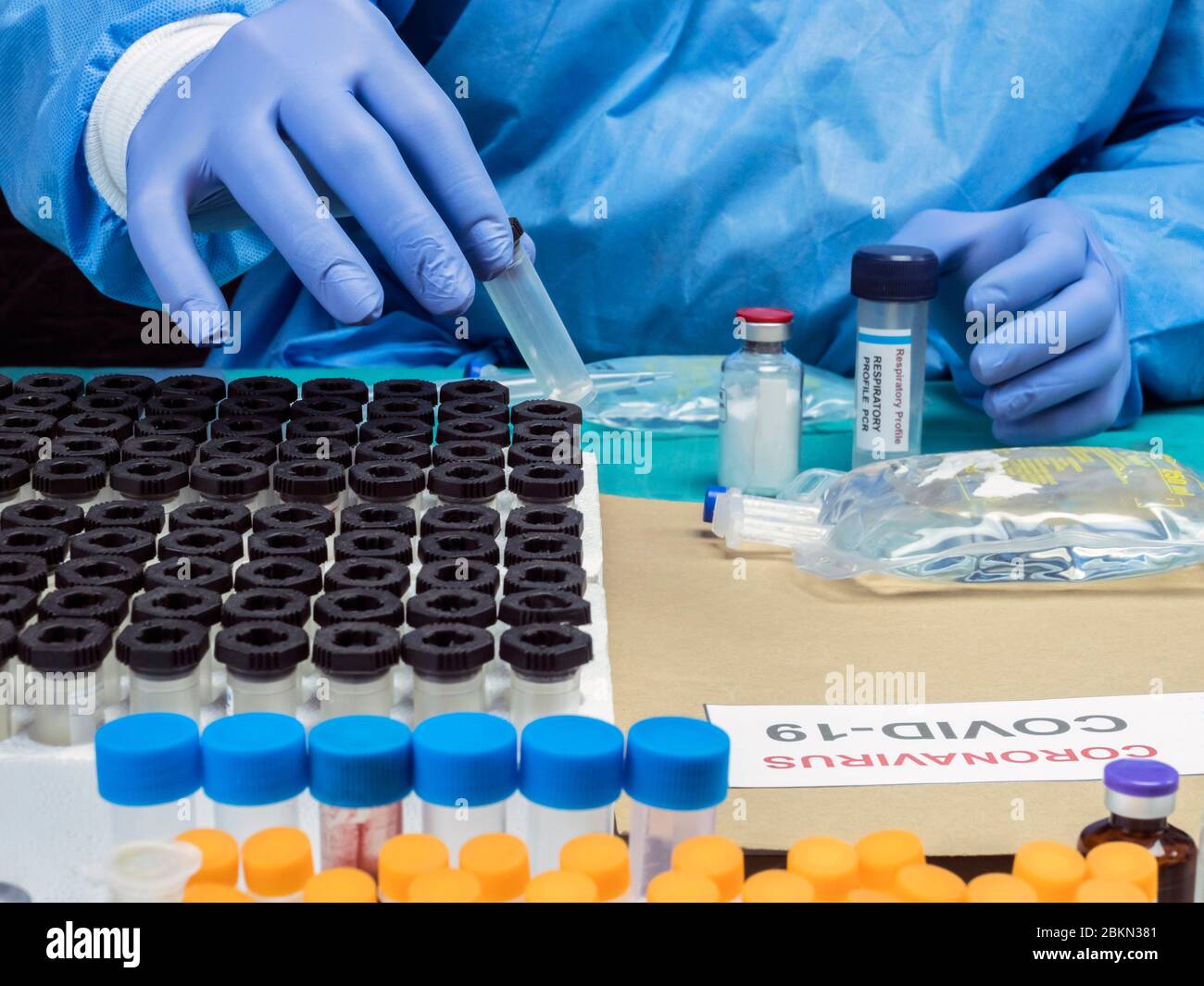 Scatola di disimballaggio infermiere con kit PCR Covid-19 in magazzino ospedaliero, immagine concettuale Foto Stock