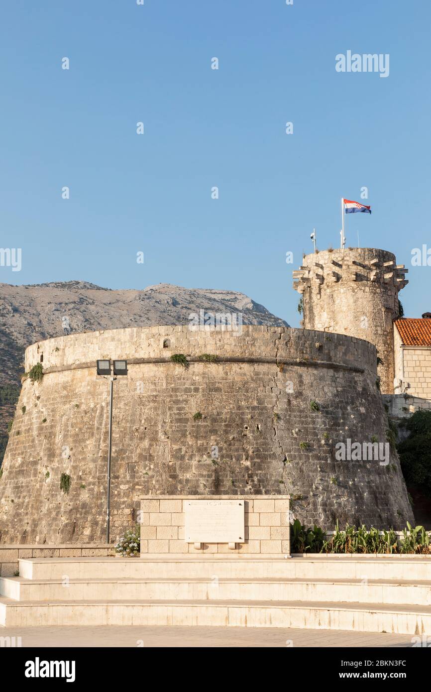 Un punto d'incontro vicino al mare sull'isola di Korcula città vecchia con le mura del forte. Atmosfera mediterranea. Antico creat fortificato storico città veniziana Foto Stock