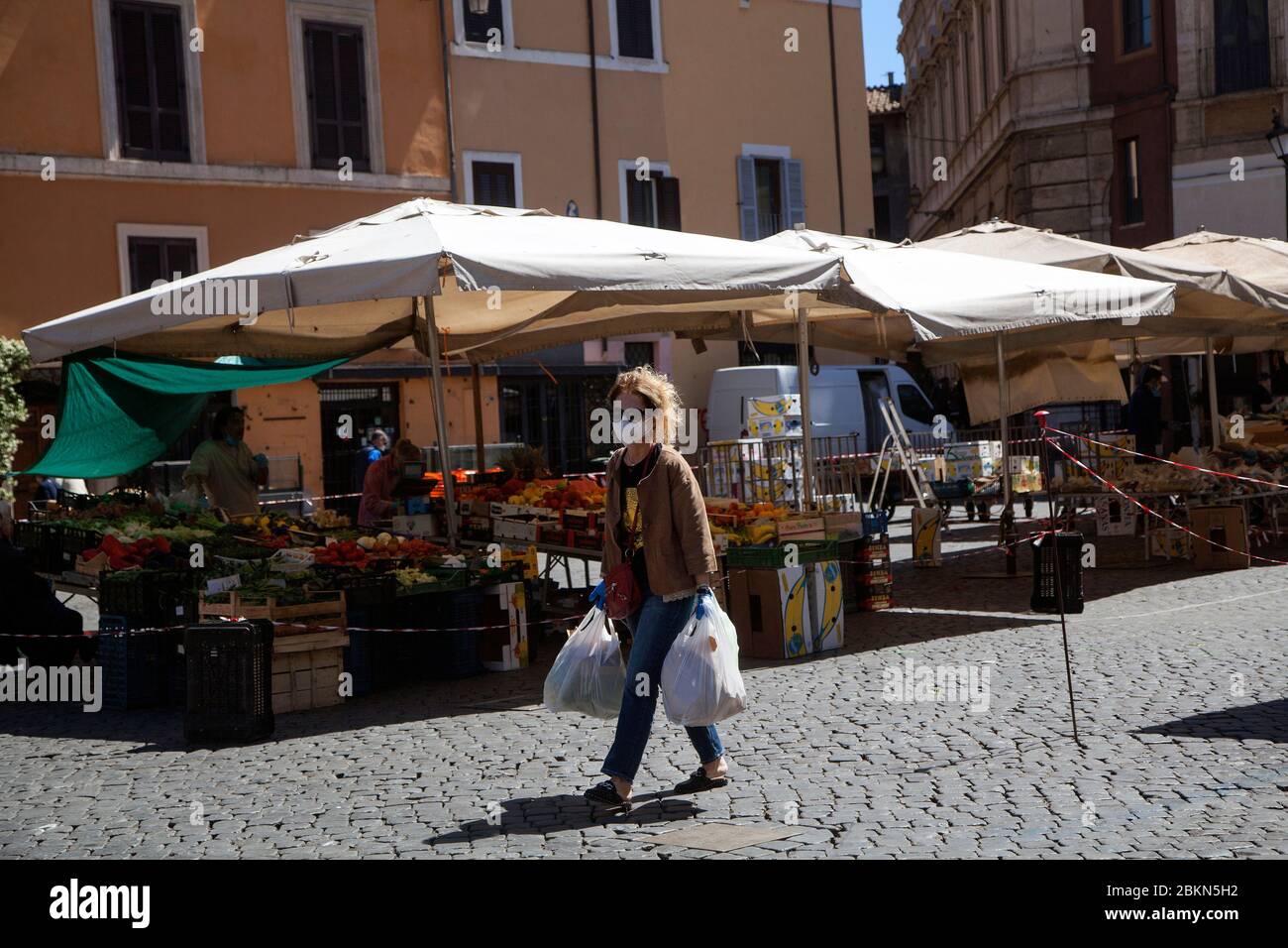 Pedone al mercato con le sue borse a Roma, Italia, lunedì 4 maggio 2020. Foto Stock