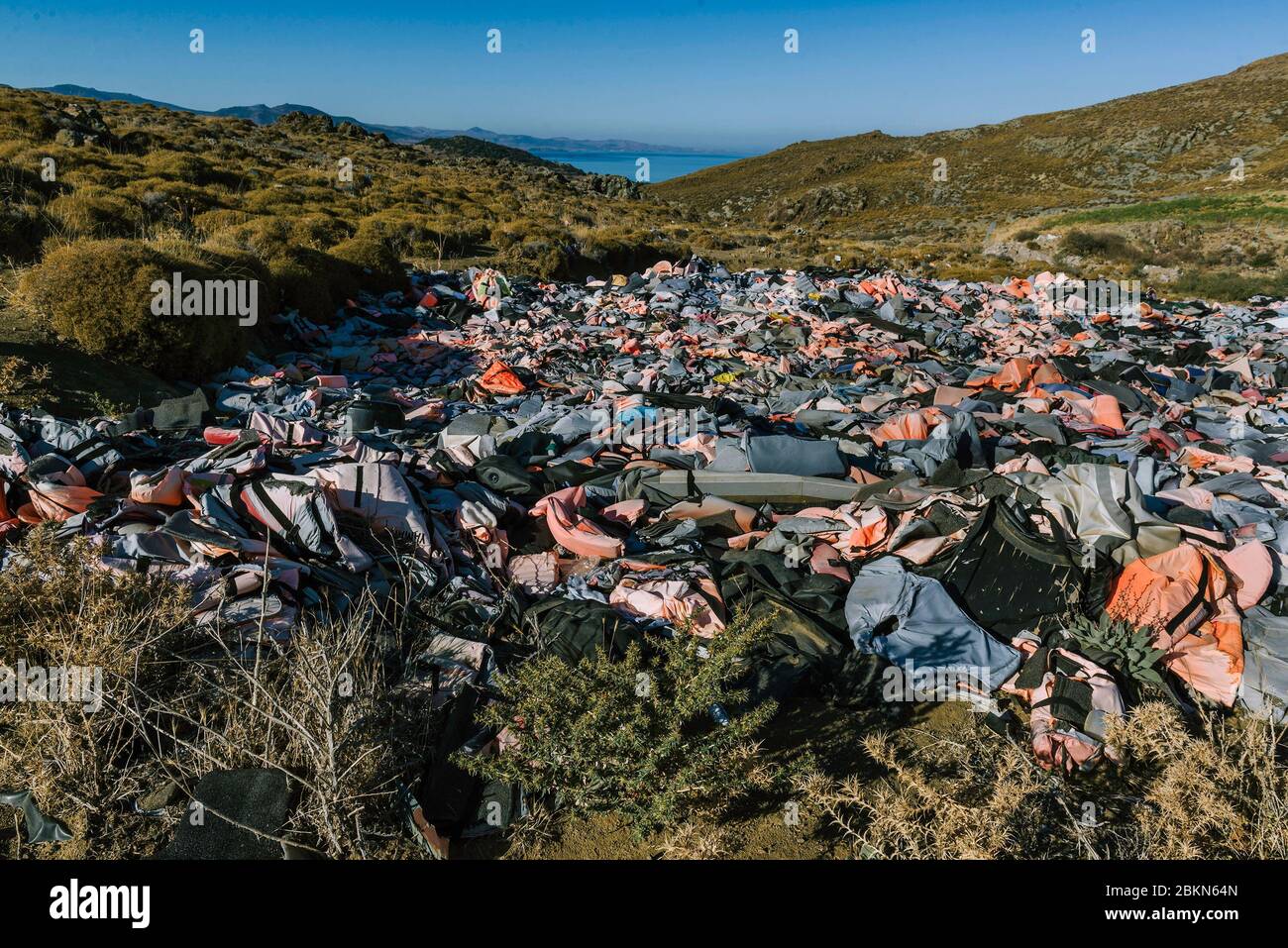 MOLYVOS, GRECIA - 29 SETTEMBRE 2019: Imbarcazioni di salvataggio e gommoni, abbandonate dai migranti che hanno fatto l'attraversamento dalla Turchia all'isola greca di Lesbos Foto Stock