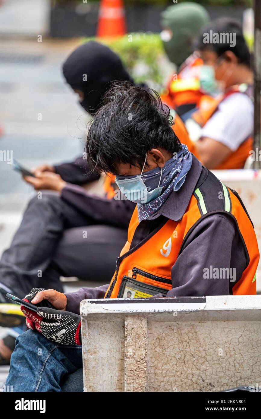 I tassisti di moto indossano maschera facciale in attesa dei clienti durante la pandemia Covid 19, Bangkok, Thailandia Foto Stock