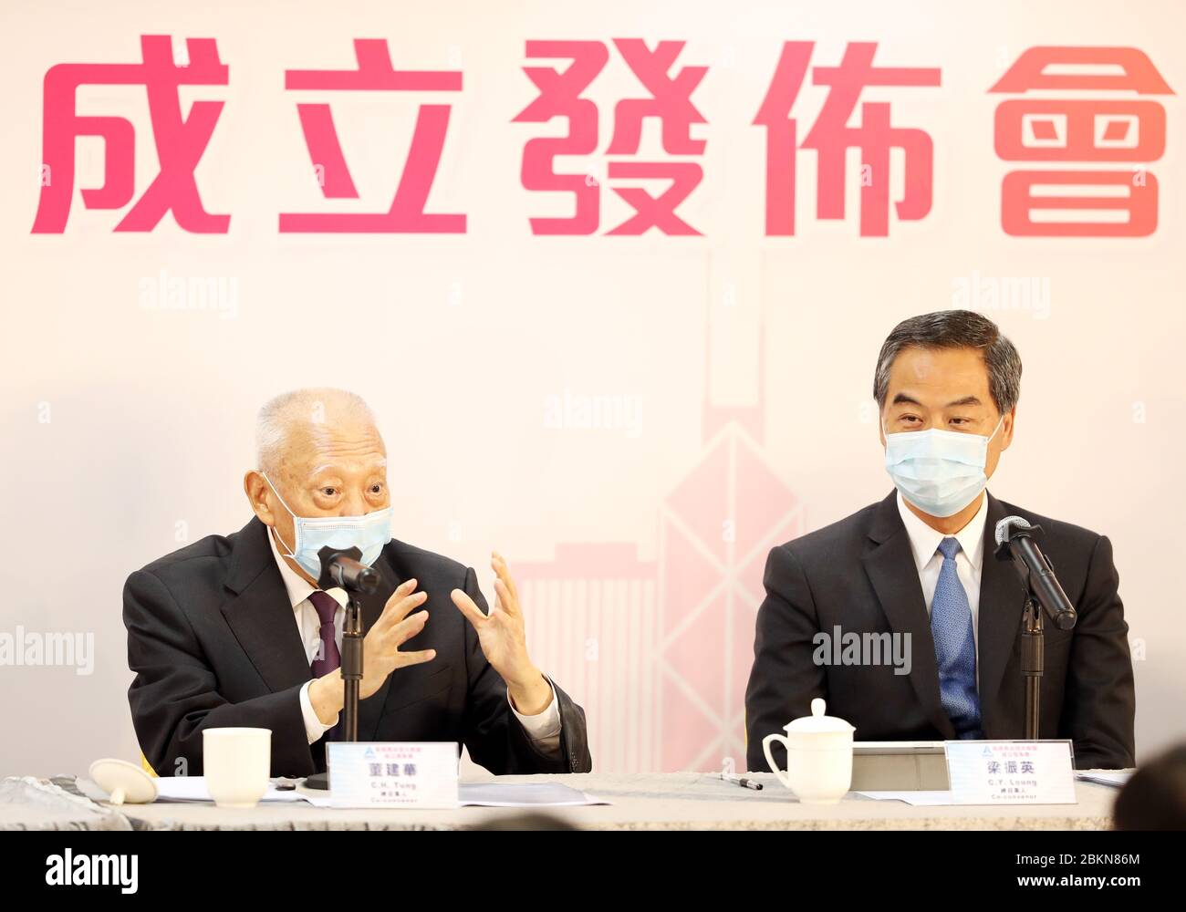 Hong Kong, Cina. 5 maggio 2020. I vicepresidenti del Comitato Nazionale della Conferenza consultiva politica popolare Cinese Tung Chee-hwa (L) e Leung Chun-ying, entrambi i principali convocatori della Coalizione di Hong Kong, partecipano a una conferenza stampa a Hong Kong, Cina meridionale, 5 maggio 2020. Martedì è stata lanciata qui una coalizione co-sponsorizzata da 1,545 rappresentanti di vari settori della società di Hong Kong, con l'obiettivo di unire la comunità e trovare una via d'uscita dall'attuale situazione di Hong Kong. Credit: Li Gang/Xinhua/Alamy Live News Foto Stock