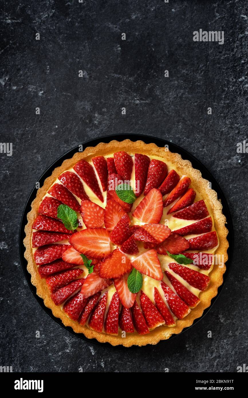 Piatto di torta di fragole fresche su sfondo nero Foto Stock
