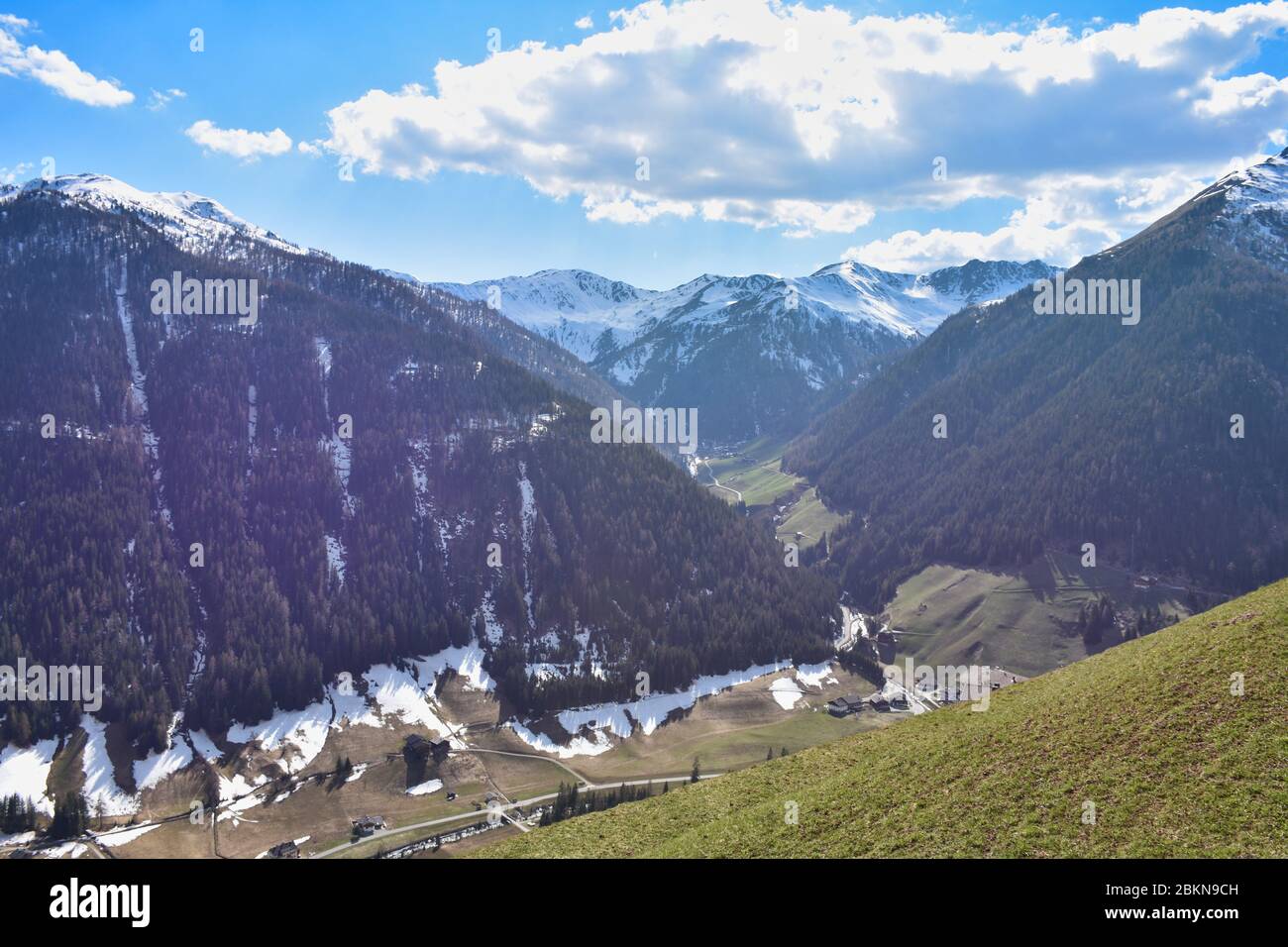 Innervillgraten, Villgraten, Osttirol, Frühling, Villgrater Berge, Deferegger Alpen, Bergbauernhof, Landwirtschaft, Kulturland, Weide, Wiese, Hang, BE Foto Stock