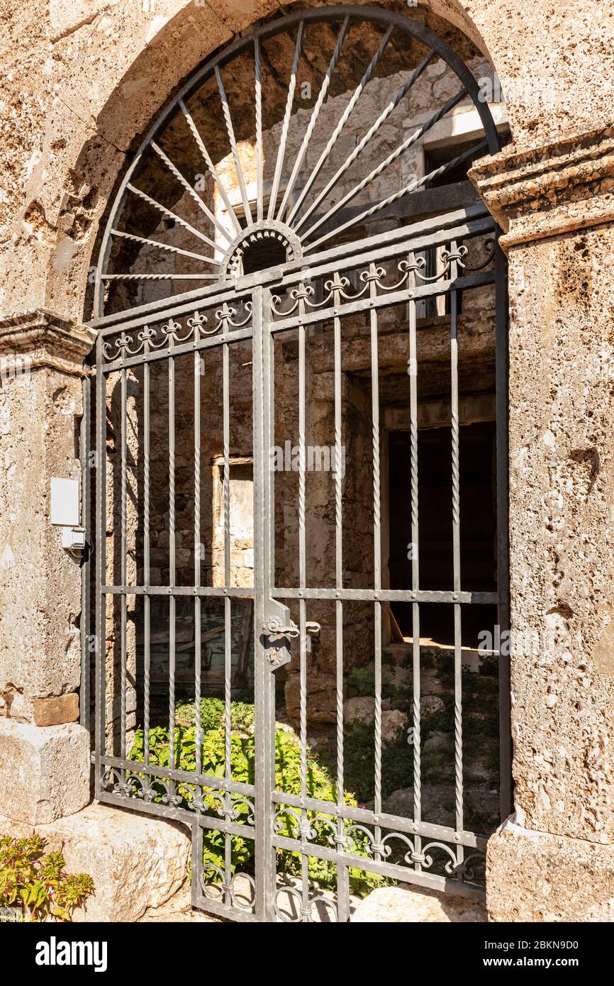 Porta di casa all'interno di una casa sull'isola Bol, Brac, Dalmazia, Croazia in una giornata di sole in estate. A causa degli affari familiari queste case sono costruite t Foto Stock