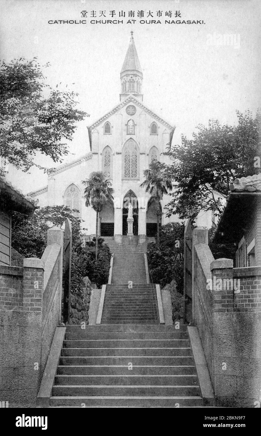 [ 1920 Giappone - Cattedrale di Oura, Nagasaki ] - Cattedrale di Oura, una chiesa cattolica romana nel insediamento straniero di Oura a Nagasaki. La Cattedrale di Oura fu la seconda chiesa cattolica costruita in Giappone dopo che il Giappone aprì le sue porte nel 1853. La chiesa divenne famosa in tutto il mondo dopo che Kakure Kirishitan (cristiani nascosti sopravvissuti a centinaia di anni di persecuzione) si avvicinò il sacerdote francese Bernard-Thadée Petitjean qui il 17 marzo 1865. cartolina vintage del xx secolo. Foto Stock