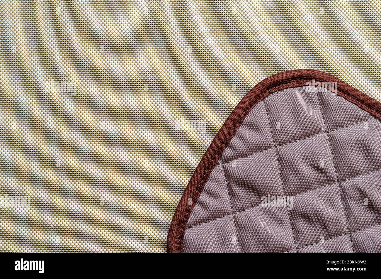 Tessuto lilla e beige con punti su sfondo marrone. Background multitasking astratto. Vista dall'alto. Inserire il testo. Foto Stock
