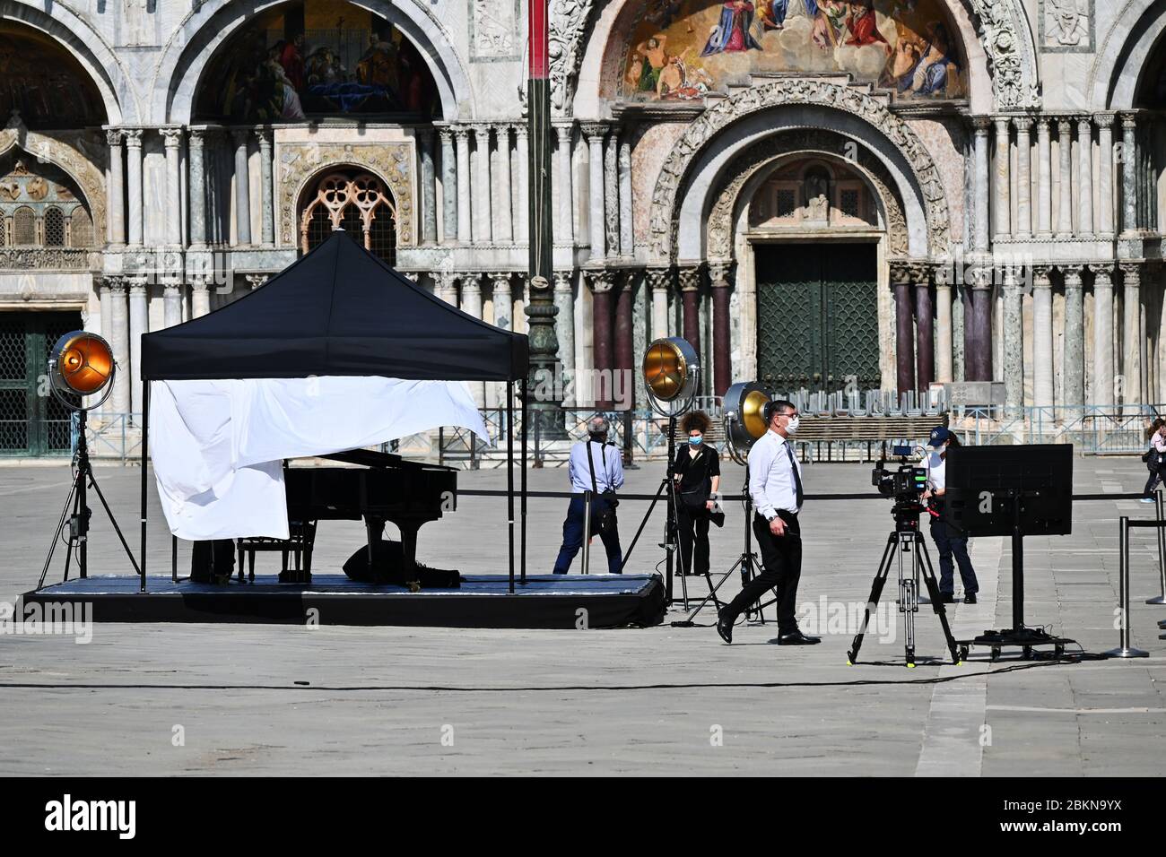 05/02/2020 Venezia, Italia dopo Coronavirus, Piazza San Marco chiude per un video appello di Zucchero il cantante (che ha una casa in città) impegnato in un messaggio promozionale per Venezia e Italia VENEZIA. Piazza San Marco chiude, dalle 16.30 alle 21.30 di sabato 2 maggio per la ripresa di un 'video promozionale e di comunicazione' di Zucchero Fornaciari. Si tratta - legge la premessa dell'ordinanza che vieta il transito delle persone e firmata dal comandante della polizia locale, Marco Agostini - di un video 'a favore di Venezia e dell'Italia'. Per la sua esecuzione: Un pianoforte, solo, al centro della piazza. Foto Stock