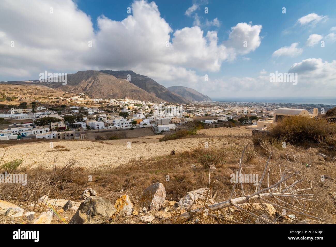 Vista di Perissa da vicino Profeta Elias Chiesa, Emporio, Santorini, Cicladi Isole, Grecia, Europa Foto Stock