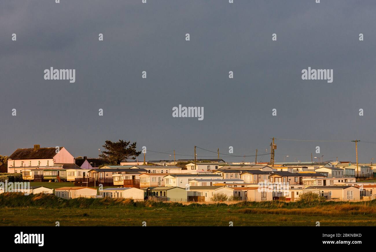 Garryvoe, Cork, Irlanda. 05 maggio 2020. Prima mattina luce su una casa deserta mobile a Garryvoe, Co. Cork, Irlanda. A causa delle attuali restrizioni del governo Covid-19, tutti i parchi delle roulotte sono chiusi fino a nuovo avviso. - credito; David Creedon / Alamy Live News Foto Stock