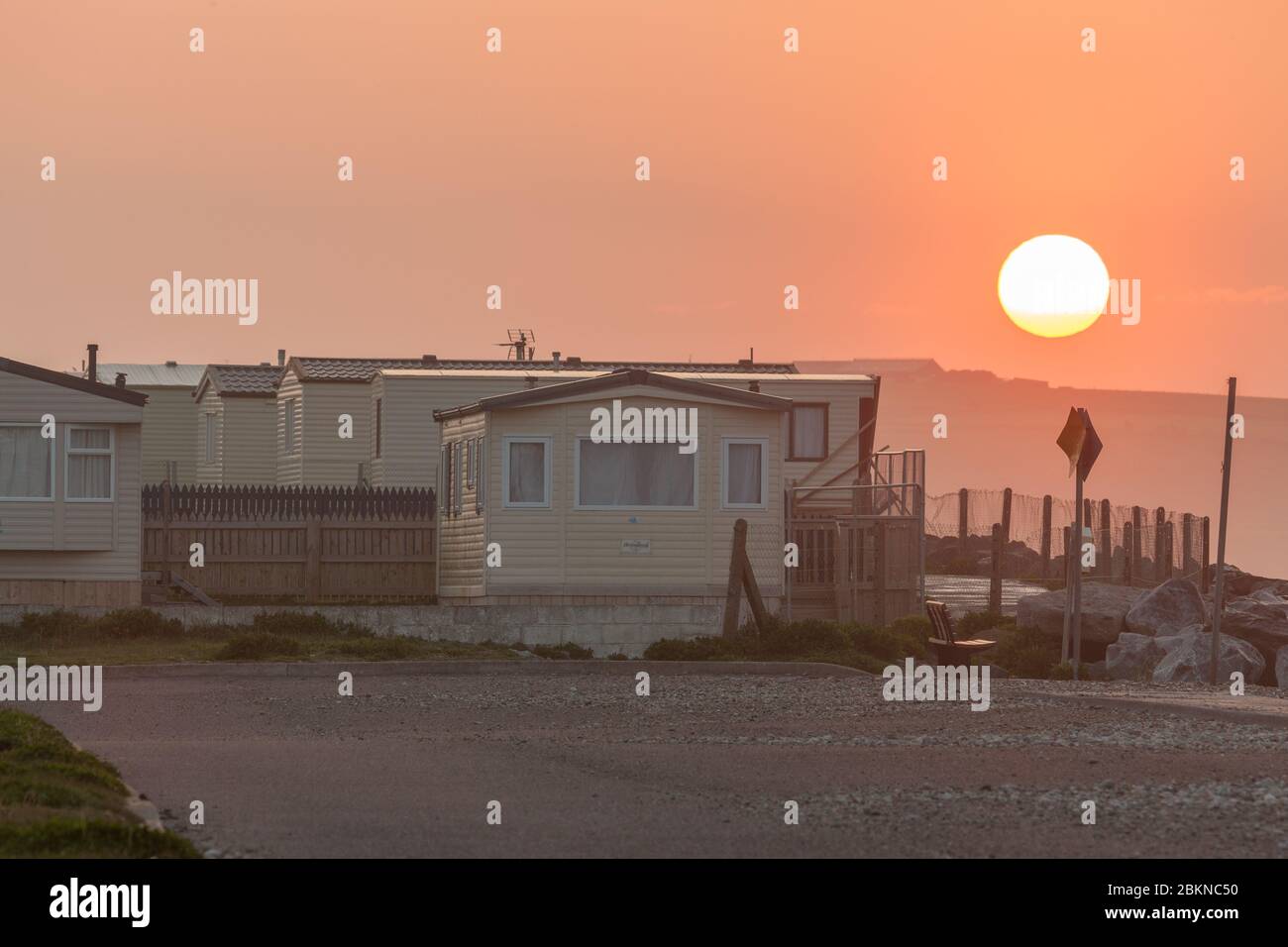 Garryvoe, Cork, Irlanda. 05 maggio 2020. Alba sopra una casa deserta mobile a Garryvoe, Co. Cork, Irlanda. A causa delle attuali restrizioni del governo Covid-19, tutti i parchi delle roulotte sono chiusi fino a nuovo avviso. - credito; David Creedon / Alamy Live News Foto Stock