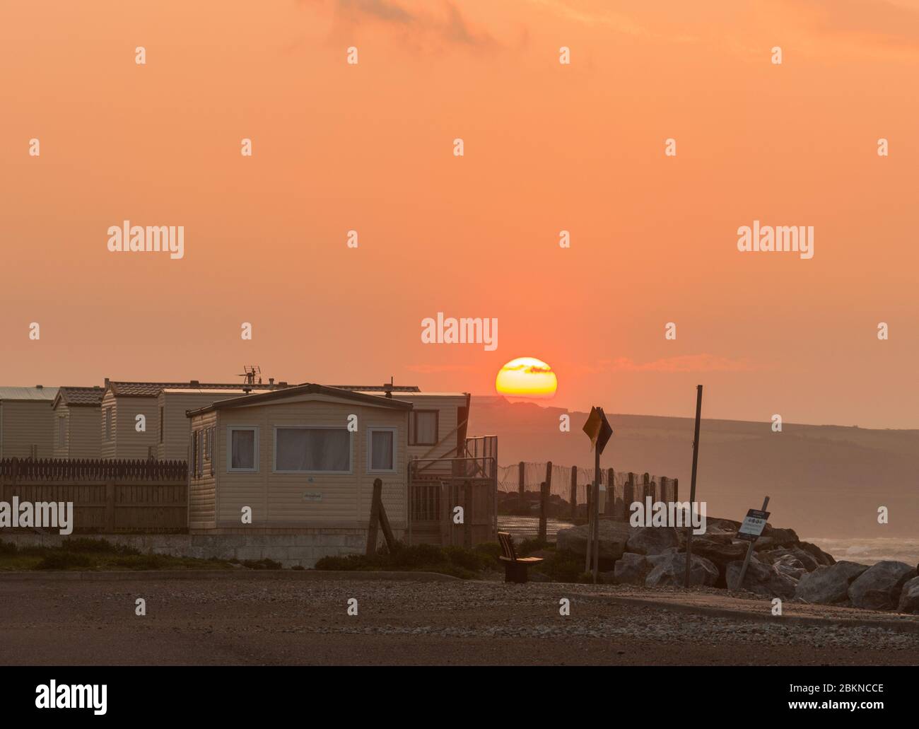Garryvoe, Cork, Irlanda. 05 maggio 2020. Alba sopra una casa deserta mobile a Garryvoe, Co. Cork, Irlanda. A causa delle attuali restrizioni del governo Covid-19, tutti i parchi delle roulotte sono chiusi fino a nuovo avviso. - credito; David Creedon / Alamy Live News Foto Stock