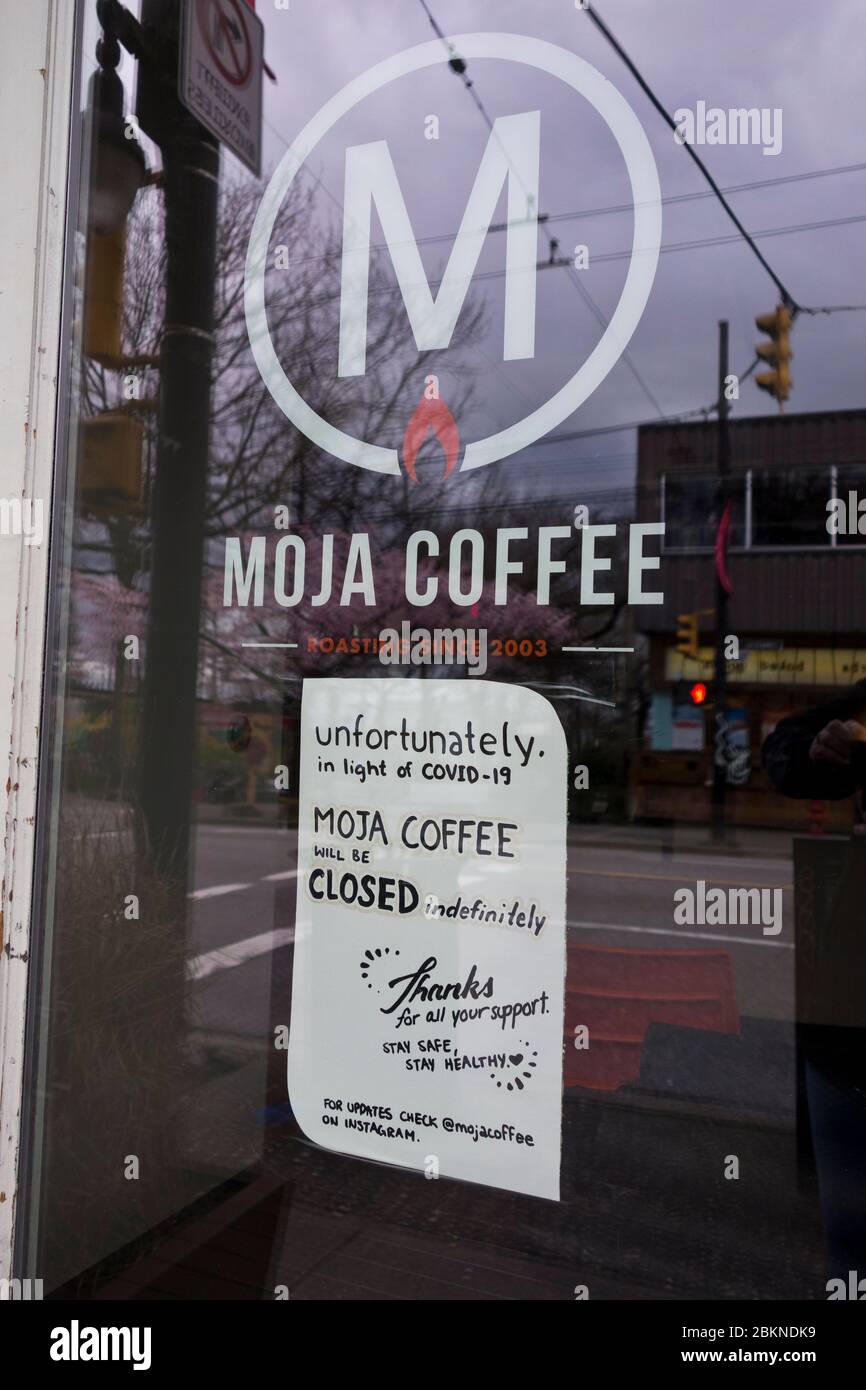 Vancouver, British Columbia, Canada. 29 marzo 2020: Moja Coffee Shop con cartello che dichiara di essere chiuso a causa della pandemia di Covid 19. Foto Stock