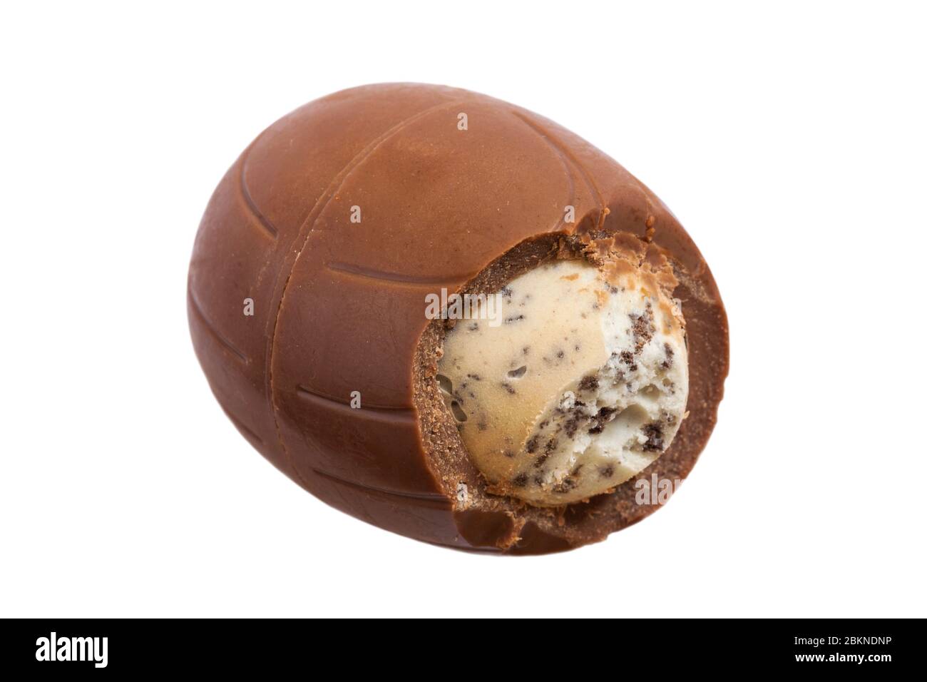 Oreo Easter Egg srotolato e iniziato a mostrare contenuti isolati su sfondo bianco - uovo di cioccolato al latte con una crema di latte e pezzi di biscotto Foto Stock