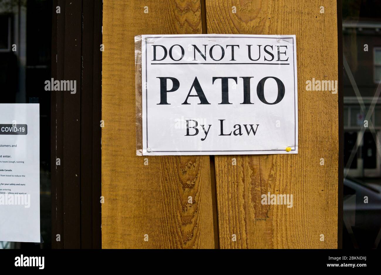 Cartello indicante che il patio del ristorante è chiuso a causa della pandemia Covid 19, a Vancouver, Canada, aprile 2020. Foto Stock