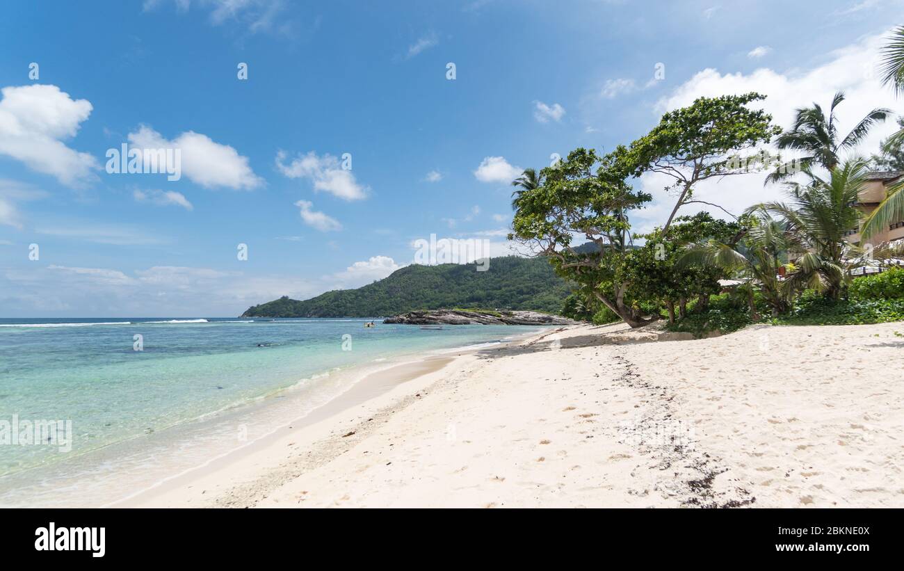 Tropical Beach Paesaggio foto scattata alle Seychelles sull'isola di Mahe nell'Oceano Indiano. Foto Stock