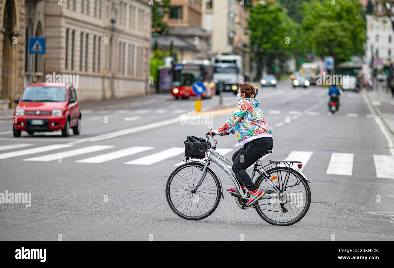 Bergamo Coronavirus - fase 2; riapertura di bar, parchi, fioristi, biblioteche di biciclette in città (Foto © Sergio Agazzi/Fotogramma, Bergamo - 2020-05-05) p.s. la foto e' utilizzabile nel rispetto del programma in cui e' stata vista, e senza intenzione diffamatorio del decoro delle presenti rapate Foto Stock