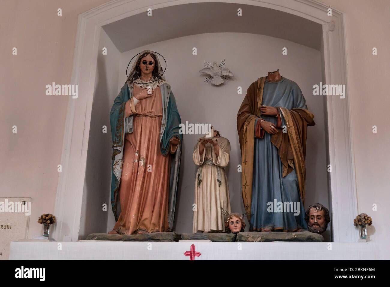 Distrusse le statue della nostra signora Maria e Gesù in una chiesa cattolica a Konavle, in Dalmazia Croazia. Occhi spenti e teste rotte. Vandalismo è accaduto d Foto Stock