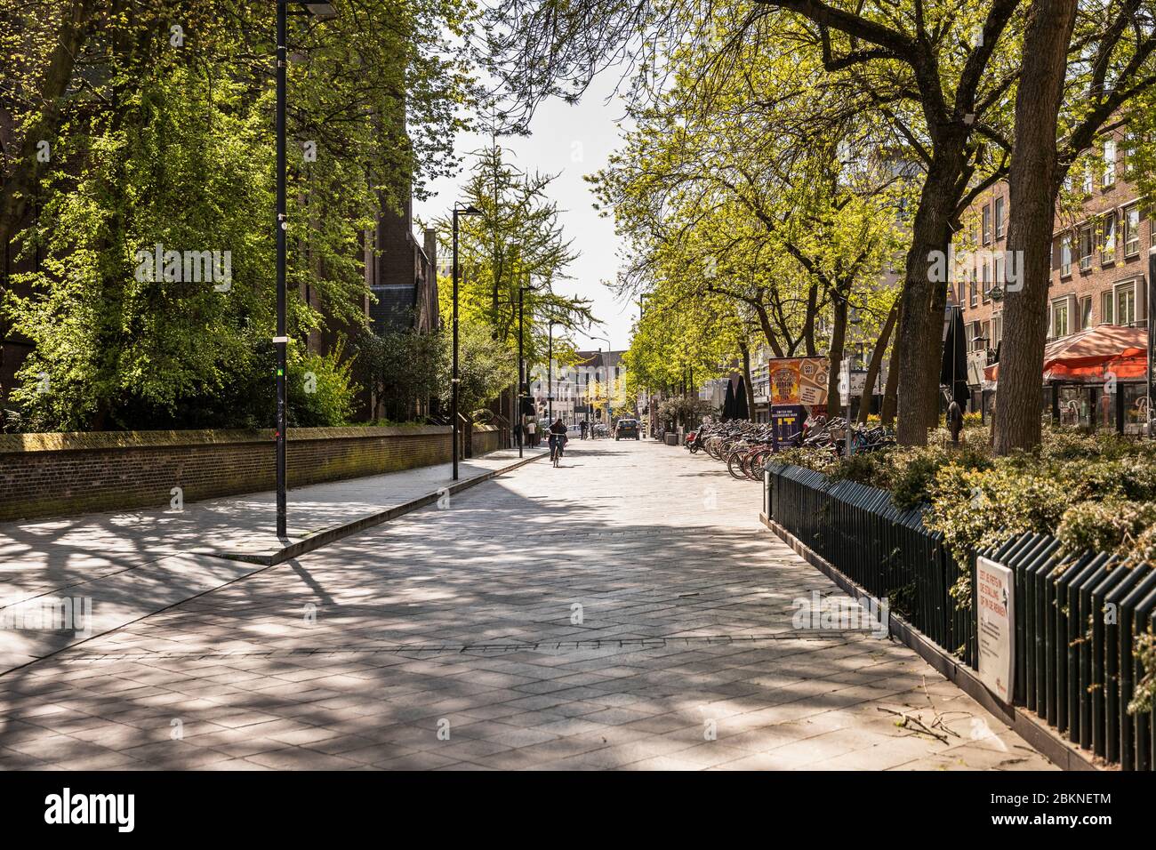 Eindhoven, Paesi Bassi, 21 aprile 2020. Guarda una strada nel centro di Eindhoven con biciclette parcheggiate e verde in una giornata di sole durante la corona t Foto Stock