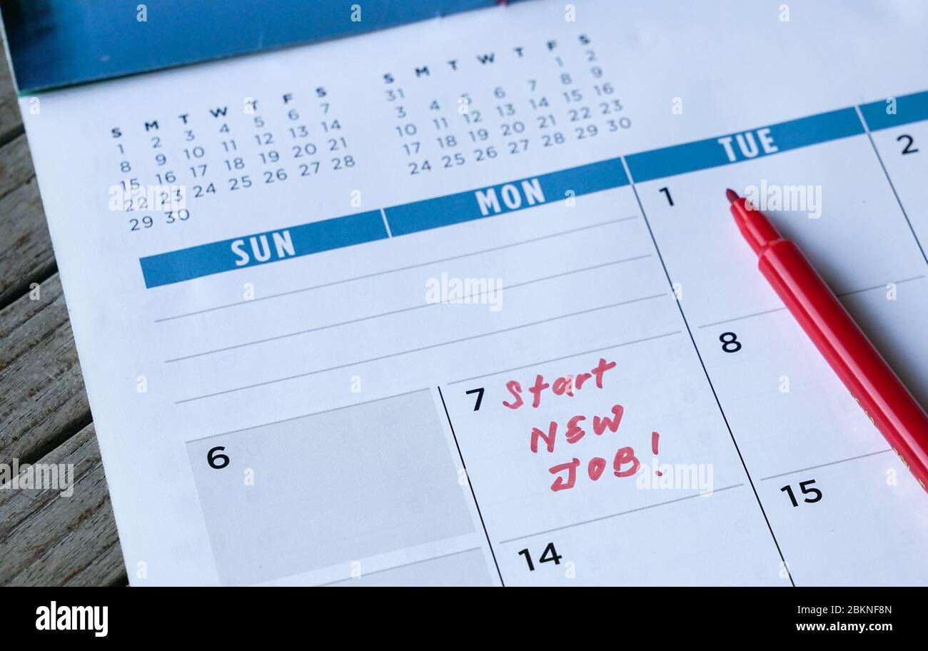 Avviare nuove parole di lavoro scritte sul calendario della tabella con un indicatore rosso. Concetto di occupazione o di carriera. Foto Stock