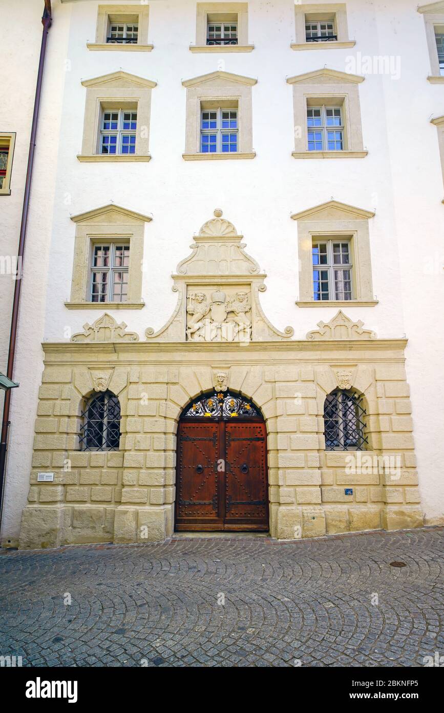 Vista frontale dell'ex edificio dell'armeria, costruito sul lato sud del municipio, risale al 1614. Città vecchia di Baden, Canton Argovia, Svizzera. Foto Stock