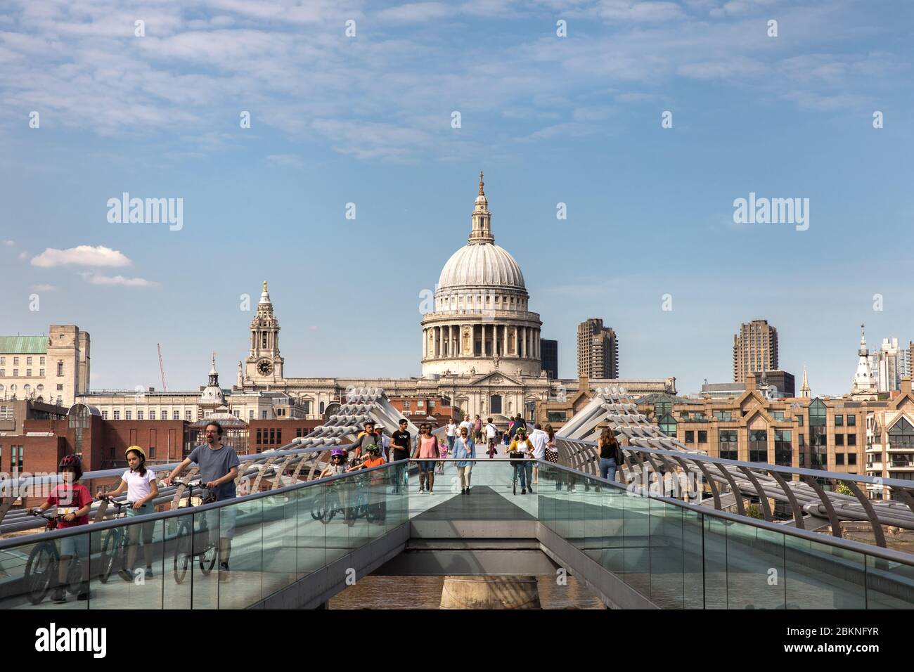 Il Millennium Bridge con la Cattedrale di San Paolo sullo sfondo. Foto Stock