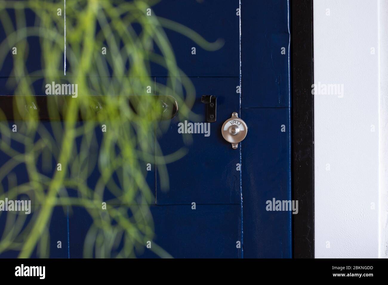 Un dettaglio di una vecchia porta in metallo blu scuro con una serratura in un loft cittadino interno su Strijp S dice ‘vrij’ che significa ‘libero’. Un moderno, mix e si abbina eclec Foto Stock