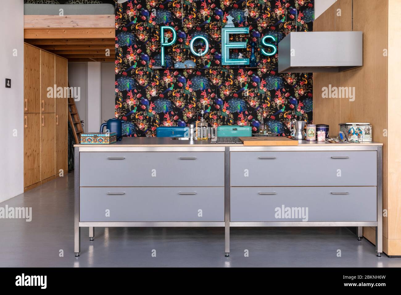 Eindhoven, Paesi Bassi, 2 febbraio 2020. Un interno urbano industriale. Una casa bohémien, moderna, mix e abbinare stile eclettico con una cucina Foto Stock Eindhoven, Paesi Bassi, 2 febbraio 2020. Un interno urbano industriale. Una casa bohémien, moderna, mix e abbinare stile eclettico con una cucina Foto Stock