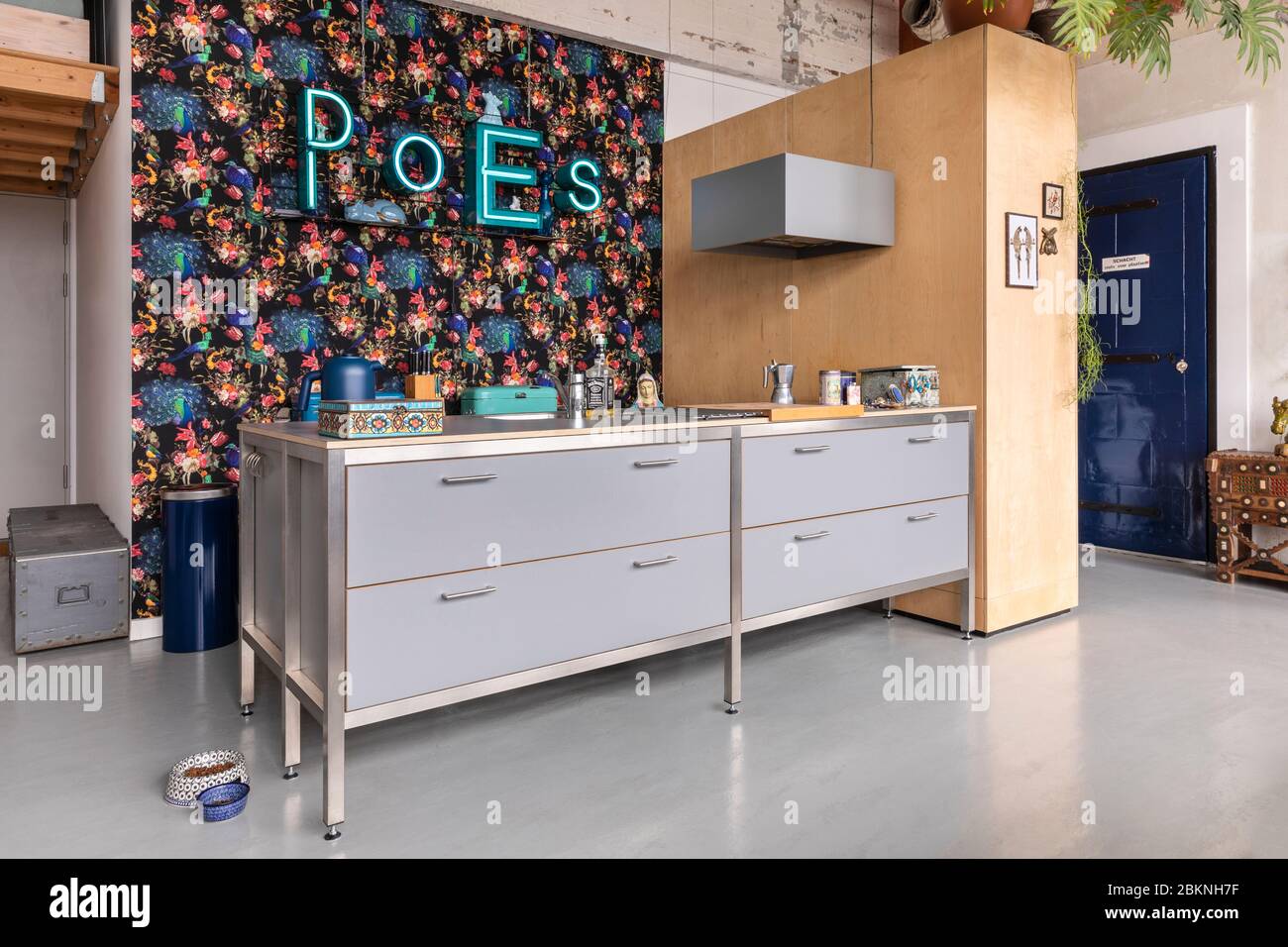 Eindhoven, Paesi Bassi, 2 febbraio 2020. Un interno urbano industriale. Una casa bohémien, moderna, mix e abbinare stile eclettico con una cucina Foto Stock Eindhoven, Paesi Bassi, 2 febbraio 2020. Un interno urbano industriale. Una casa bohémien, moderna, mix e abbinare stile eclettico con una cucina Foto Stock