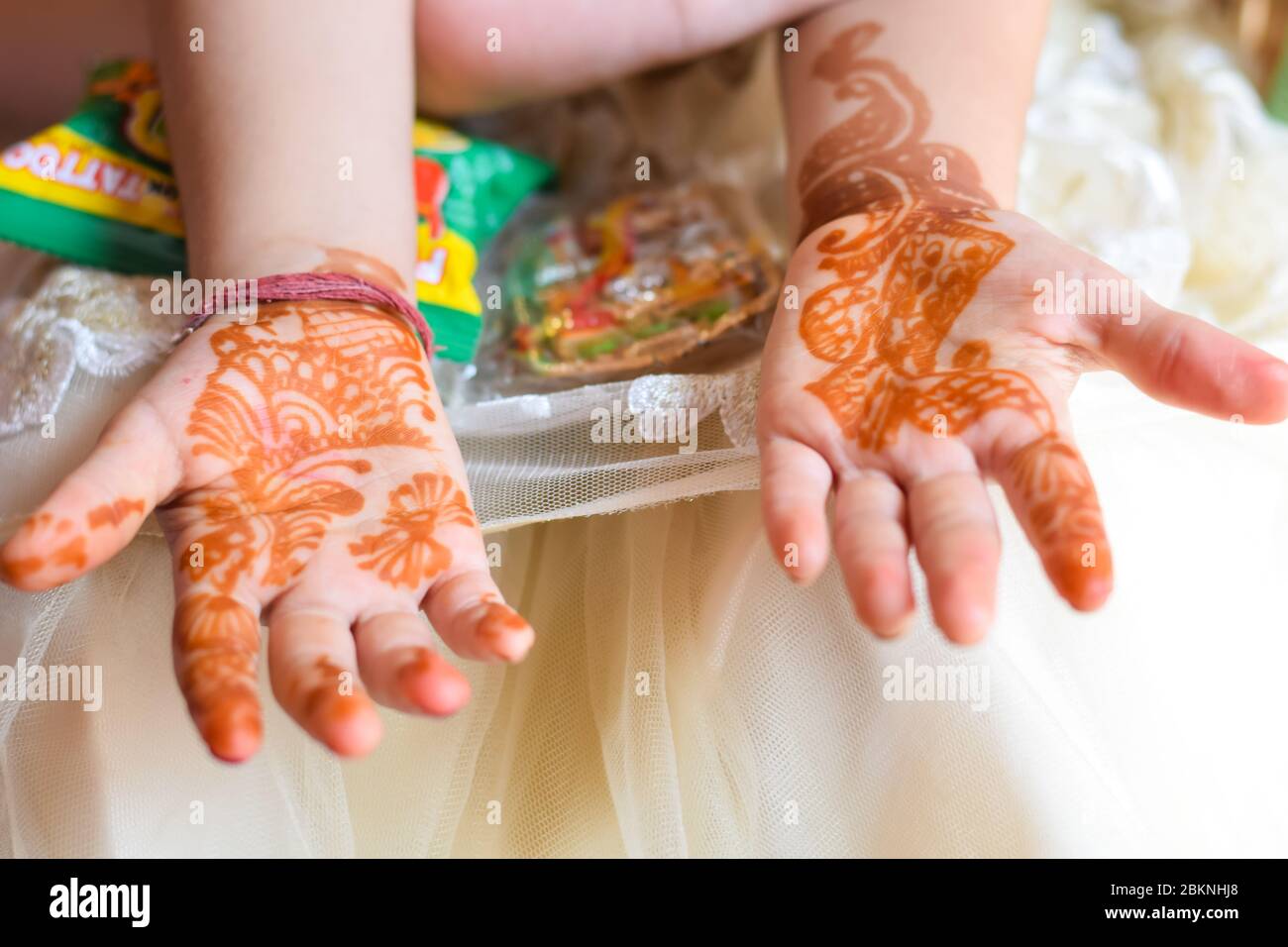 ragazza carina che mostra l'arte mehendi sulle sue mani Foto Stock