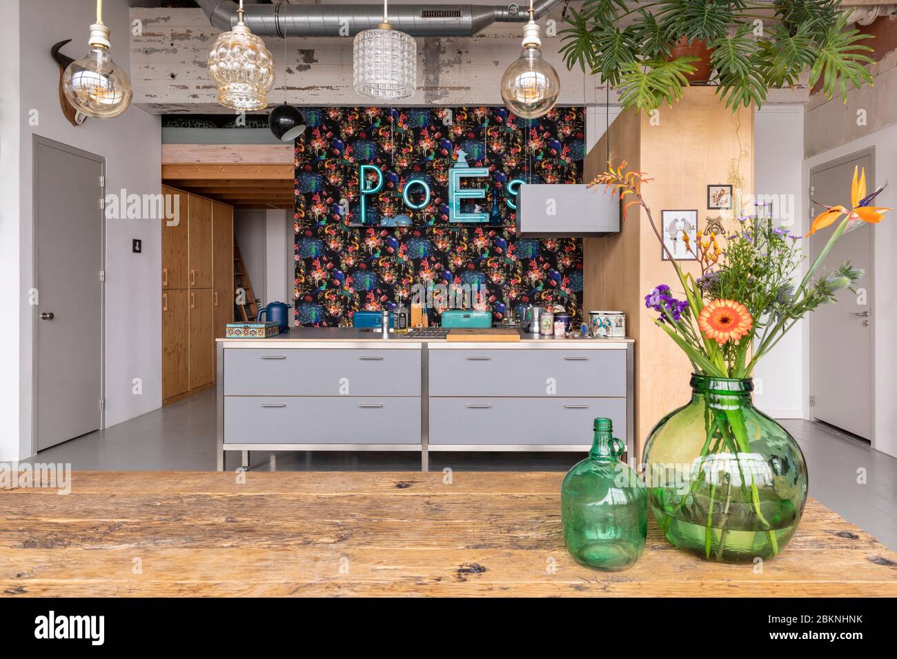 Eindhoven, Paesi Bassi, 2 febbraio 2020. Interno di un loft industriale con cucina colorata. Un ambiente bohémien, moderno, mix e match eclec Foto Stock Eindhoven, Paesi Bassi, 2 febbraio 2020. Interno di un loft industriale con cucina colorata. Un ambiente bohémien, moderno, mix e match eclec Foto Stock