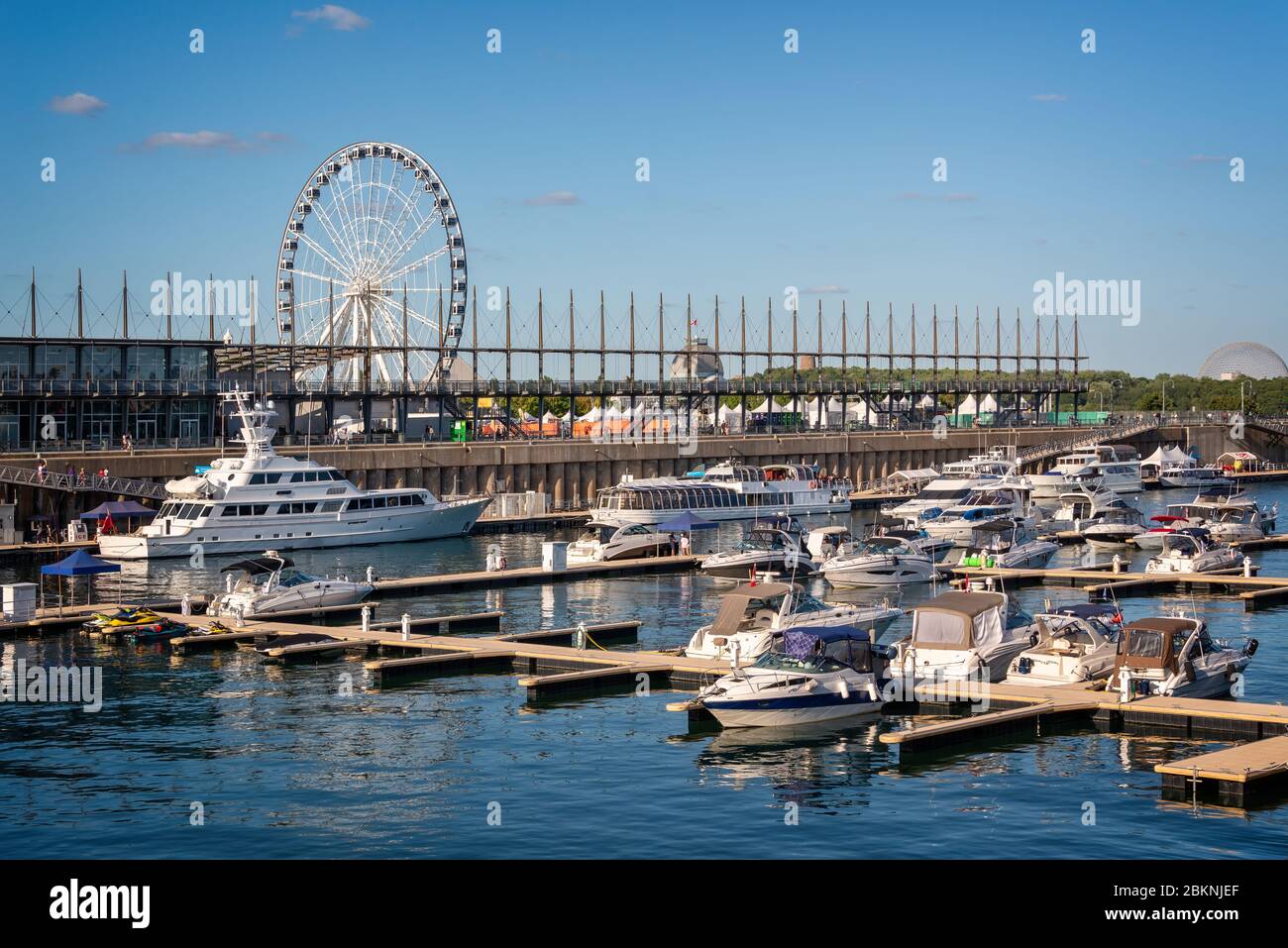 Barche in un porto turistico nel vecchio porto di Montreal, Quebec, Canada Foto Stock
