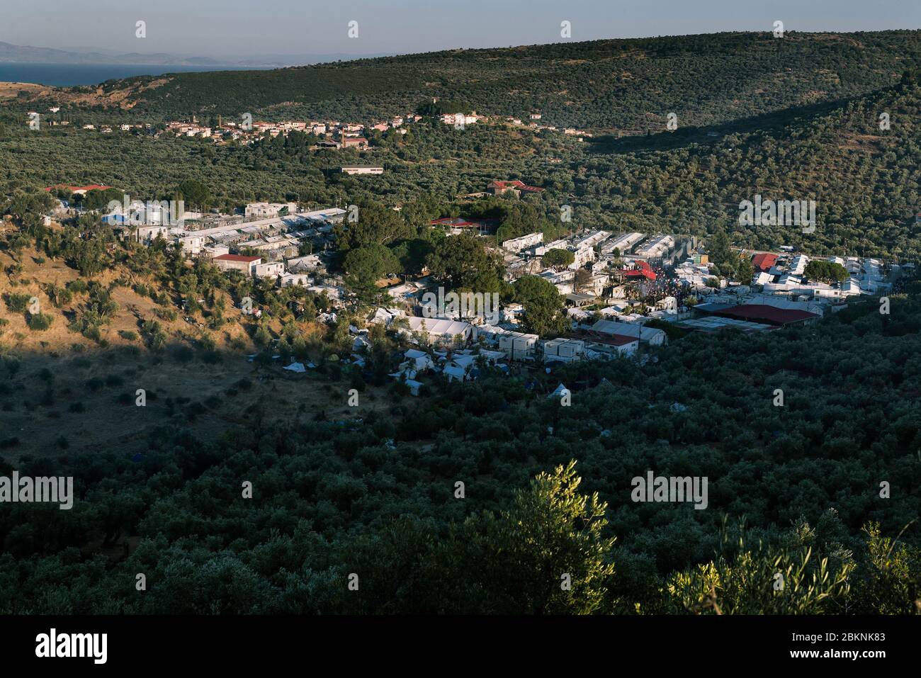 MYLENE, GRECIA - SEP 29. 2019 : una visione generale dall'alto del campo dei migranti della Moria. Almeno due persone sono morte in un incendio attraverso una casa modulare Foto Stock