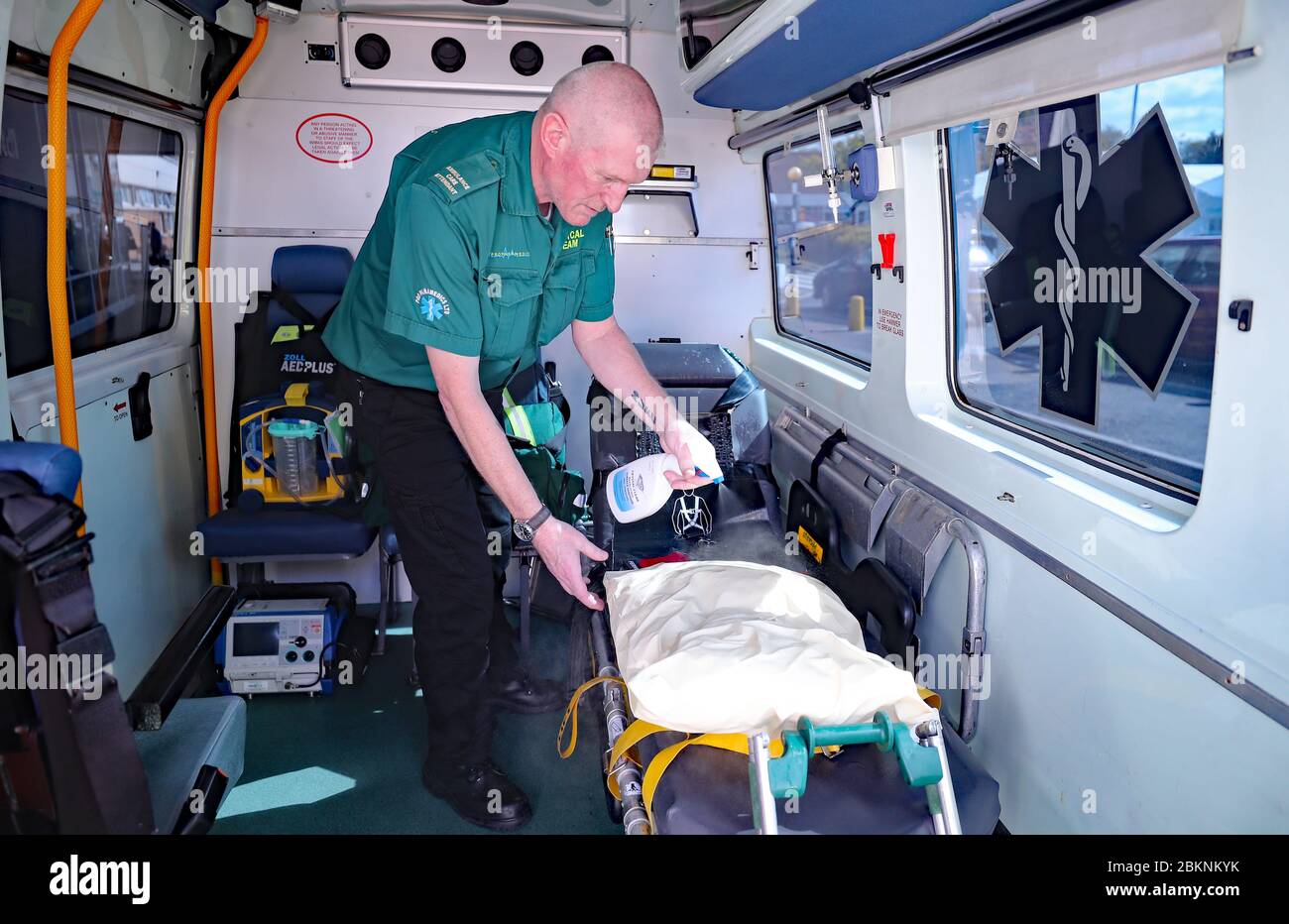 Paramedico Gary McKelvie disinfetta un'ambulanza usata per trasportare i pazienti di Covid-19 al Craigavon Area Hospital di Co Armagh, Irlanda del Nord. Foto Stock