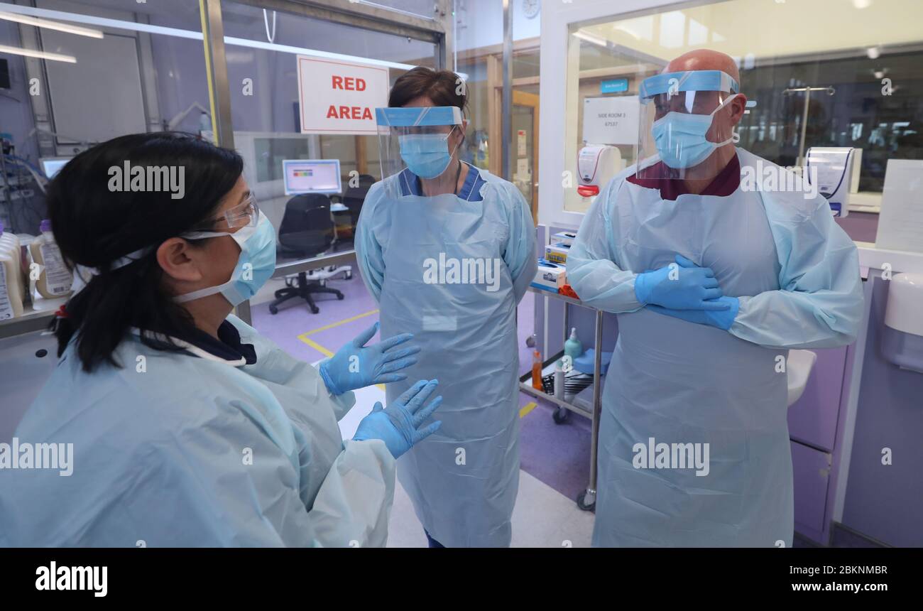 Infermiere di controllo infezioni Annette o'Hara (a sinistra), Suor Siobhan Donnelly (centro) e infermiere di controllo infezioni Colin Clarke nel reparto di terapia intensiva presso il Craigavon Area Hospital di Co Armagh, Irlanda del Nord. Foto Stock