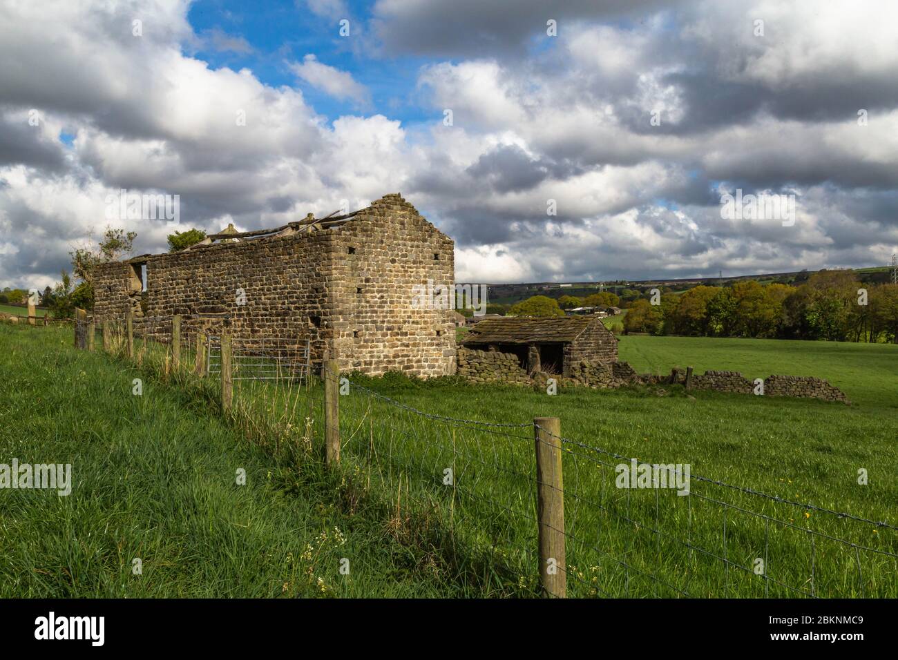 Un vecchio fienile nella Gill Beck Valley, Baaildon, Yorkshire, Inghilterra. Foto Stock