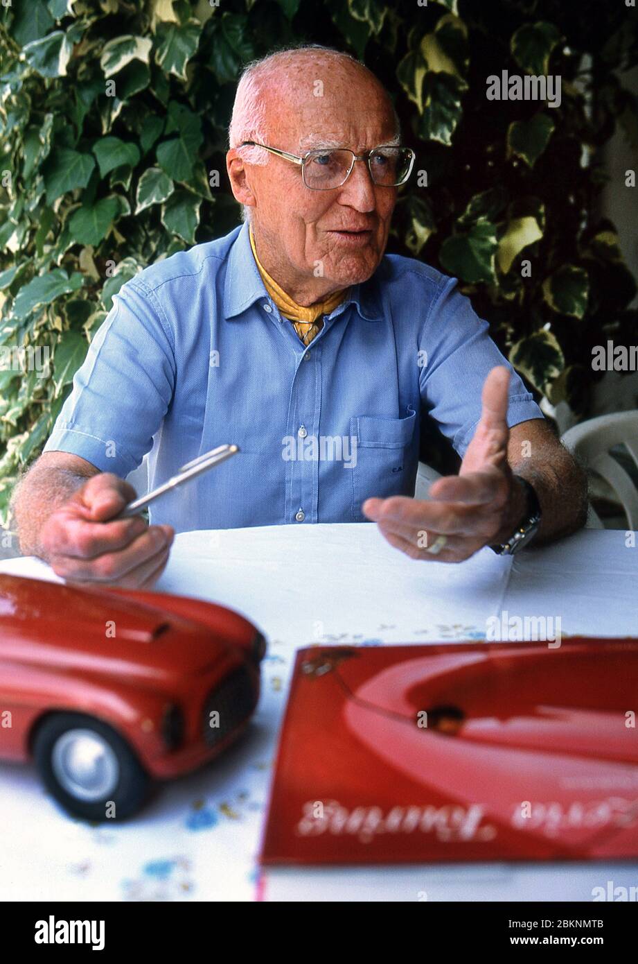 Carlo Anderioni (1916-2003) della Carrozzeria Touring con un modello 1948 della Ferrari 166 MM Barchetta a casa sua a Como Italia 2002 Foto Stock