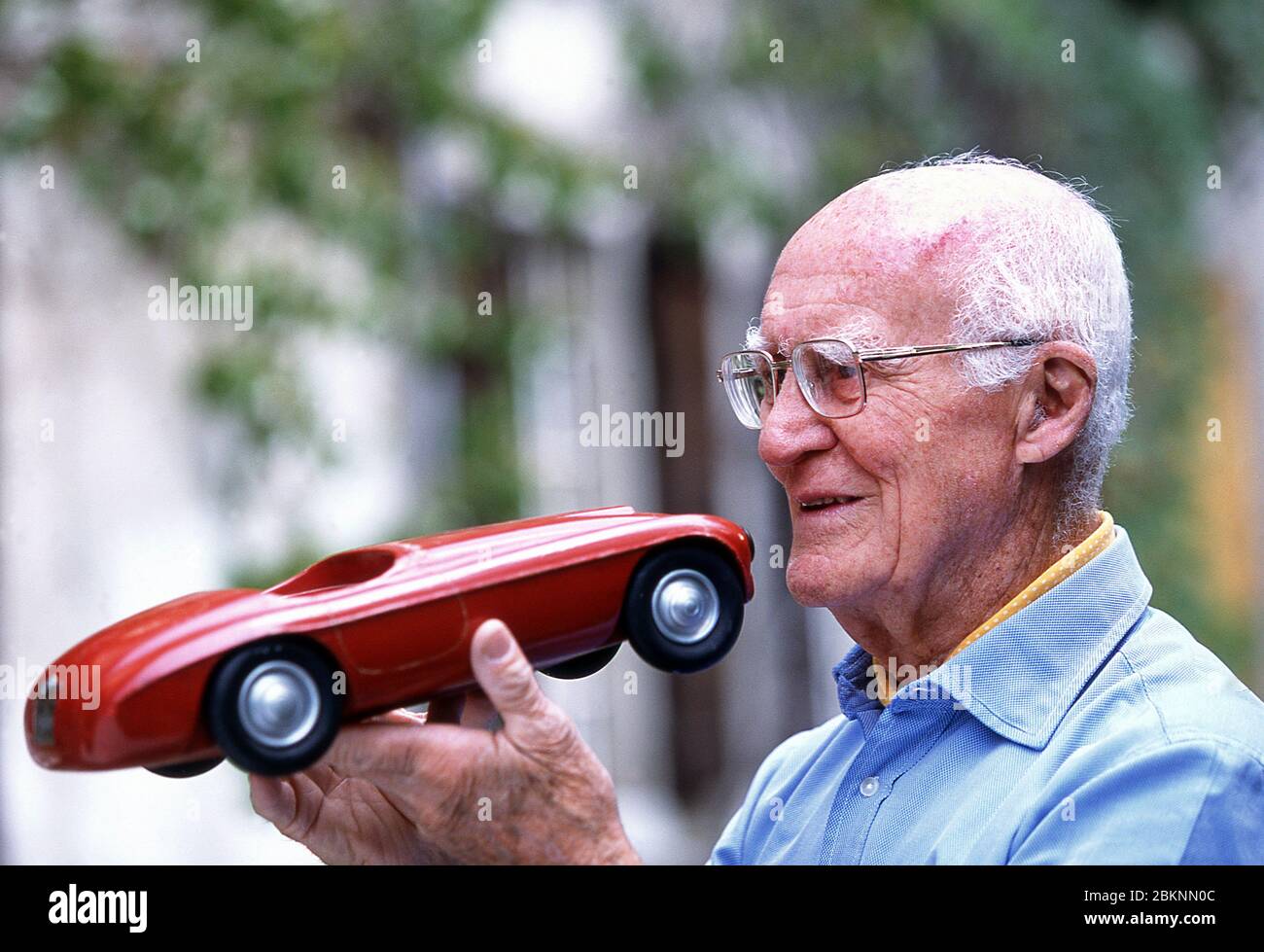 Carlo Anderioni (1916-2003) della Carrozzeria Touring con un modello 1948 della Ferrari 166 MM Barchetta a casa sua a Como Italia 2002 Foto Stock