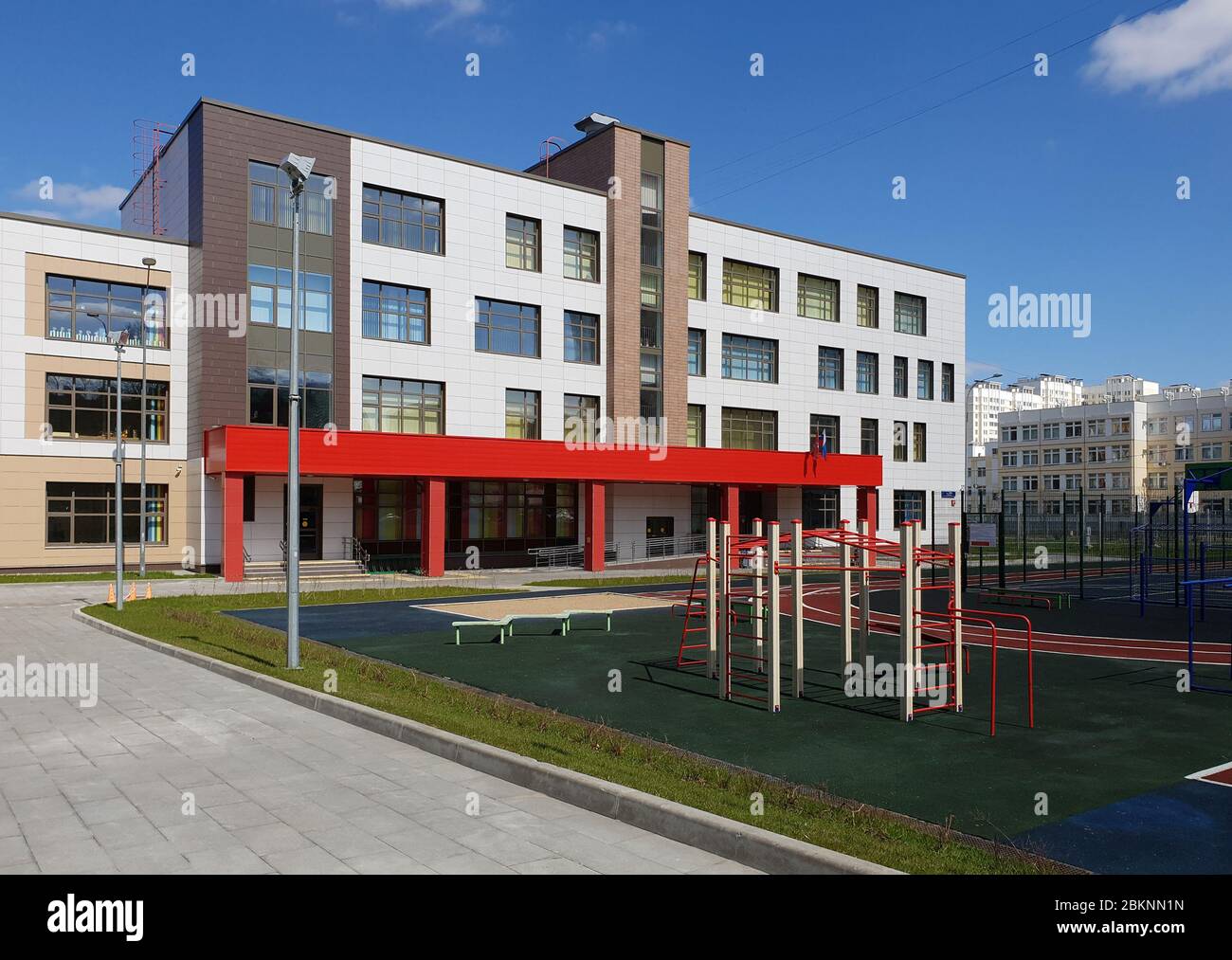 Mosca, Russia - 1 maggio. 2020. Scuola statale di istruzione primaria e secondaria con complesso di giochi a Zelenograd Foto Stock