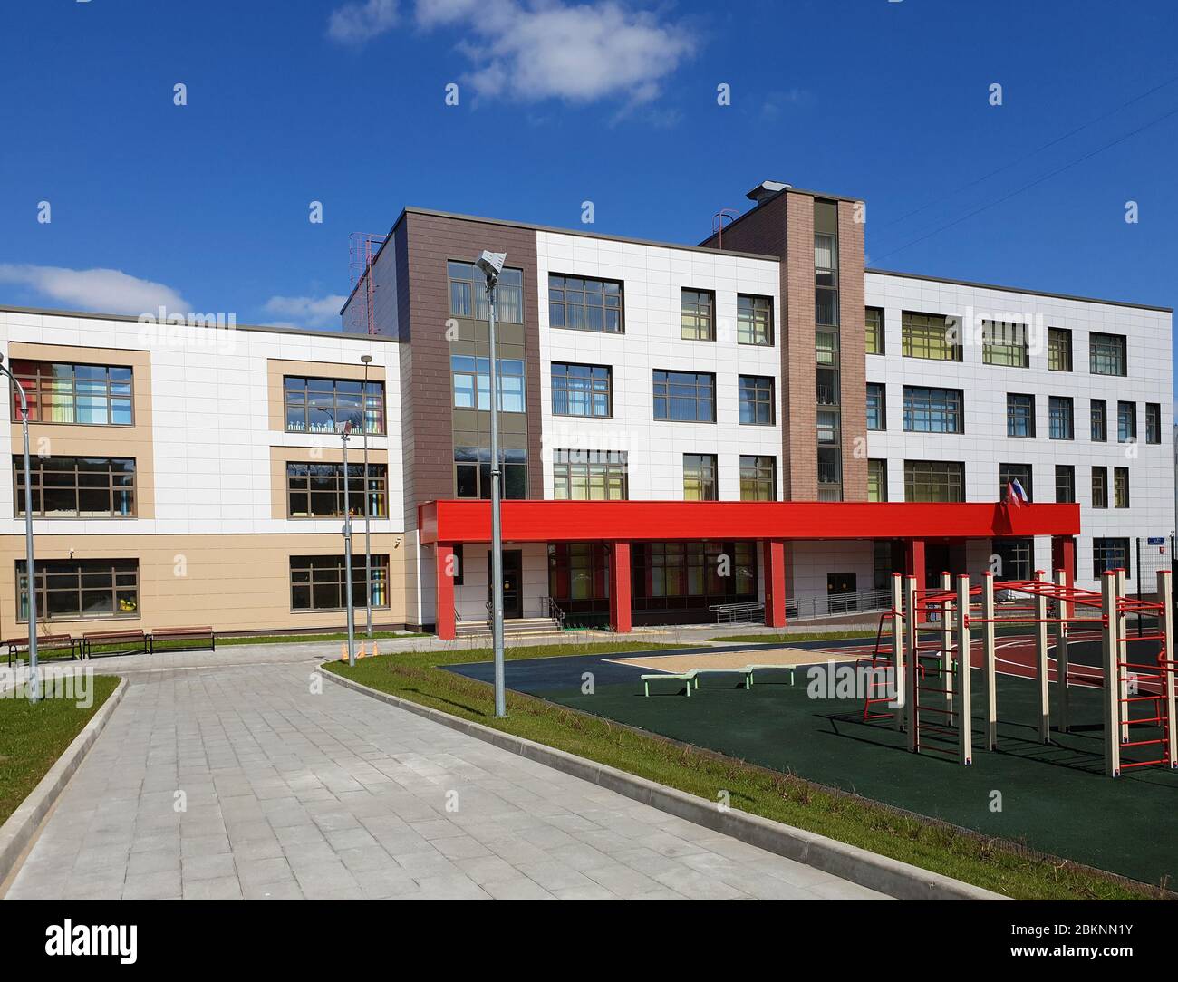 Mosca, Russia - 1 maggio. 2020. Scuola statale di istruzione primaria e secondaria con complesso di giochi a Zelenograd Foto Stock