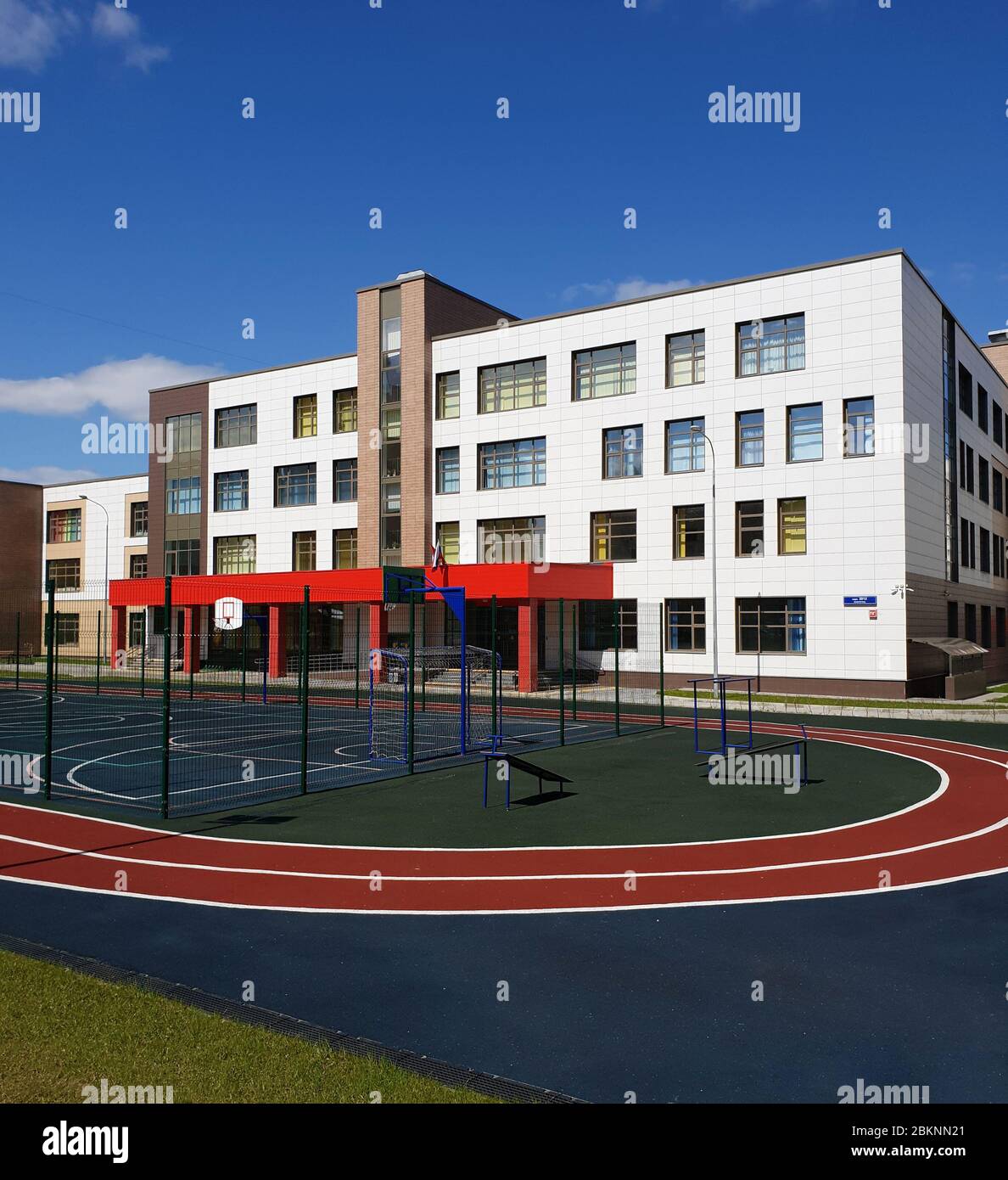 Mosca, Russia - 1 maggio. 2020. Scuola statale di istruzione primaria e secondaria con complesso di giochi a Zelenograd Foto Stock