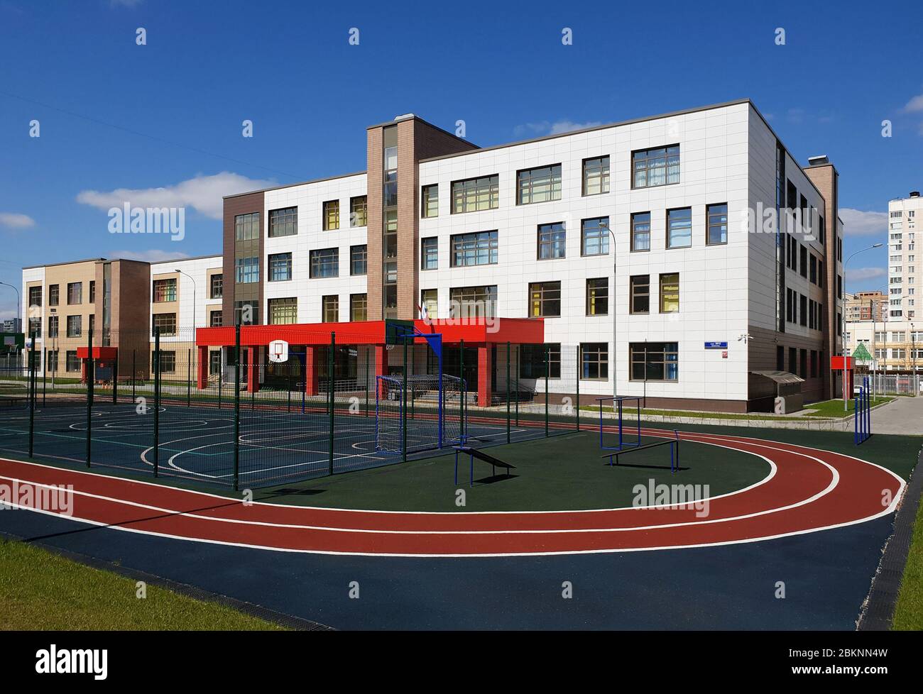 Mosca, Russia - 1 maggio. 2020. Scuola statale di istruzione primaria e secondaria con complesso di giochi a Zelenograd Foto Stock