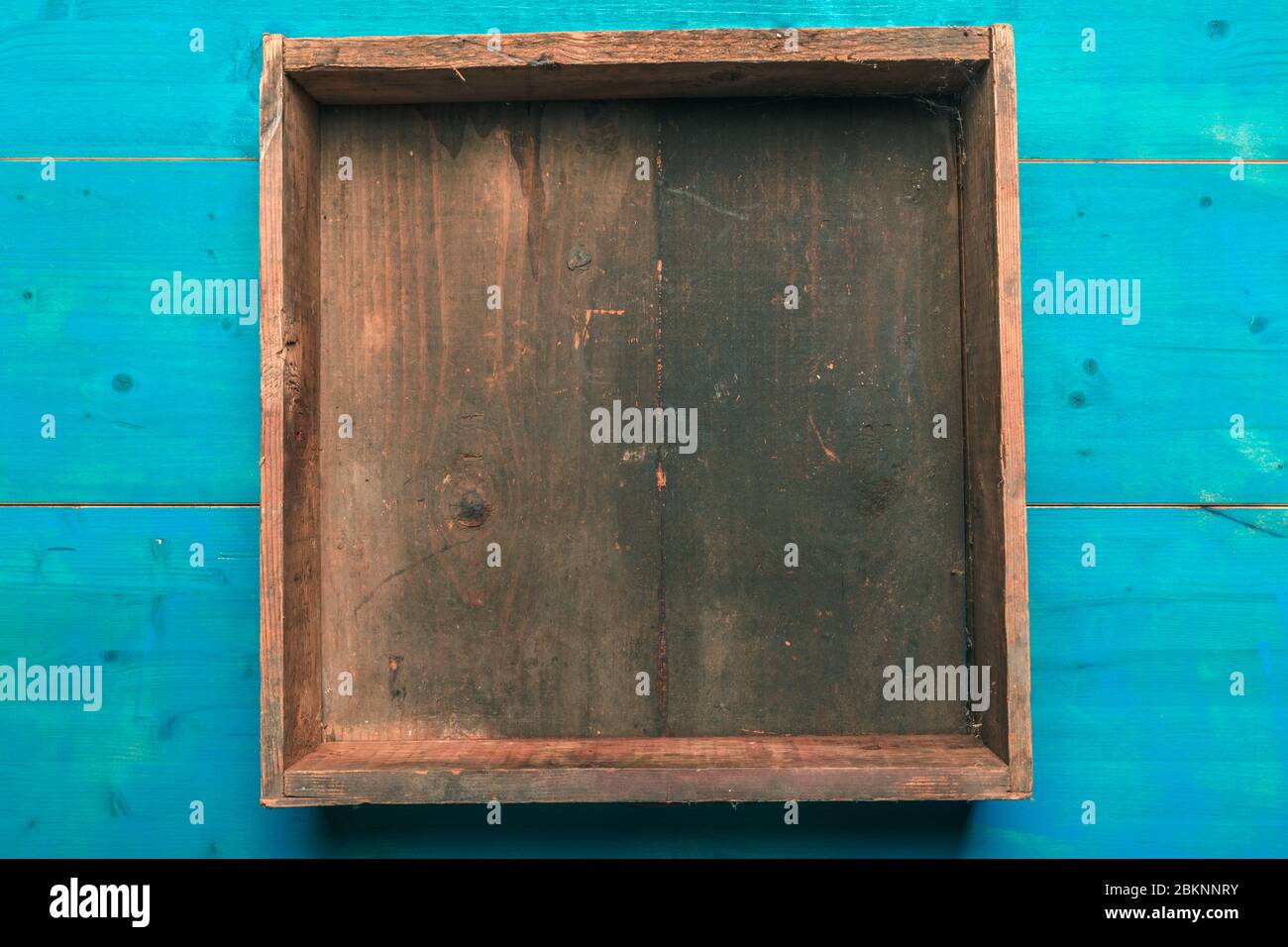 Vista superiore della scatola di cassa vuota di legno intemperata come spazio di copia Foto Stock