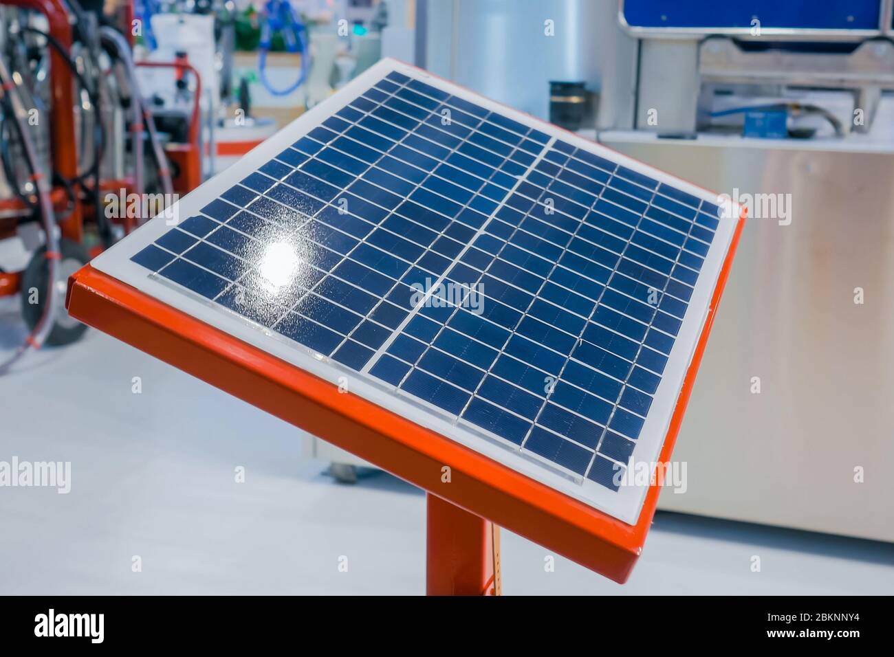 Pannello solare fotovoltaico portatile automatico che lavora alla mostra  sulla tecnologia moderna. Sistema di inseguimento solare, fonte di energia  elettrica alternativa Foto stock - Alamy