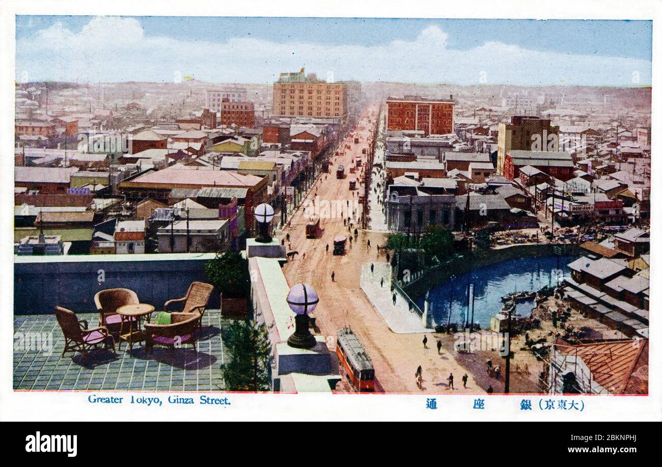 [ 1920 Giappone - Ginza, Tokyo ] - Vista sul ponte di Kyobashi e Ginza dal edificio dai-ichi Mutual Life Insurance Company (第一相互館) a Kyobashi, Tokyo. cartolina vintage del xx secolo. Foto Stock